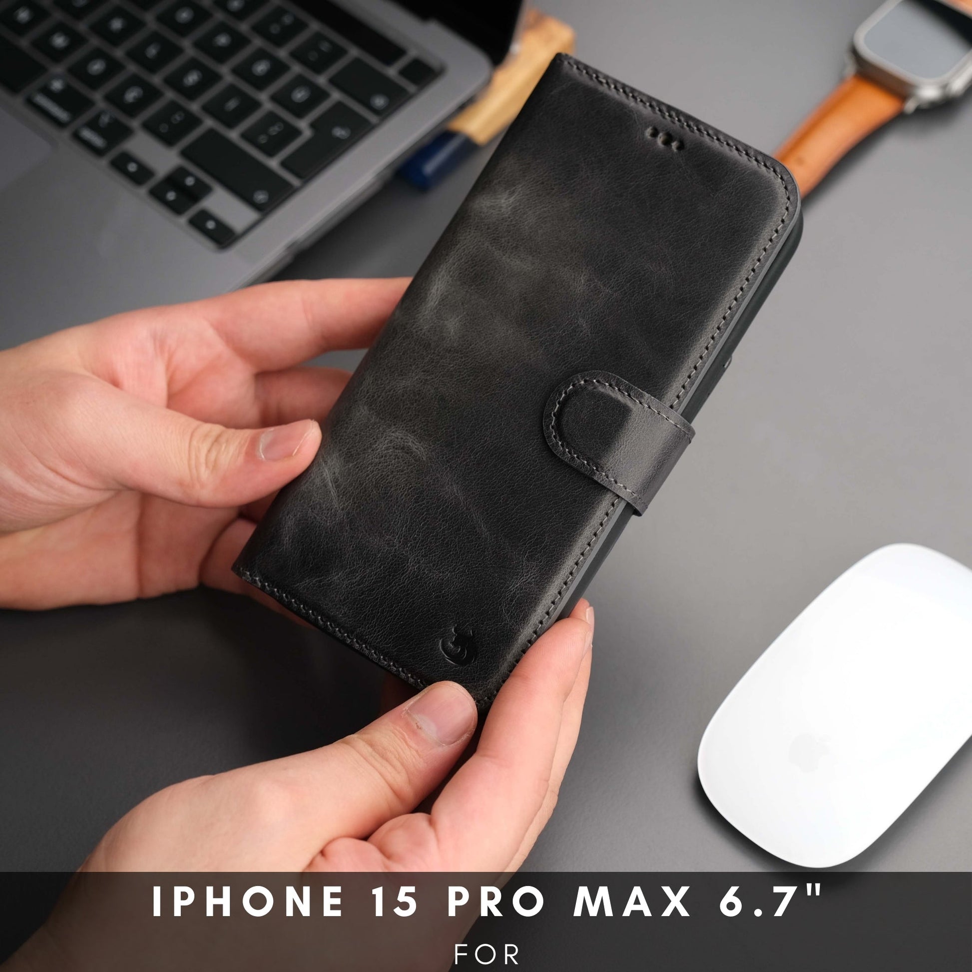 Coque portefeuille en cuir pour iPhone noir, rabat avec sangle à bouton-pression.