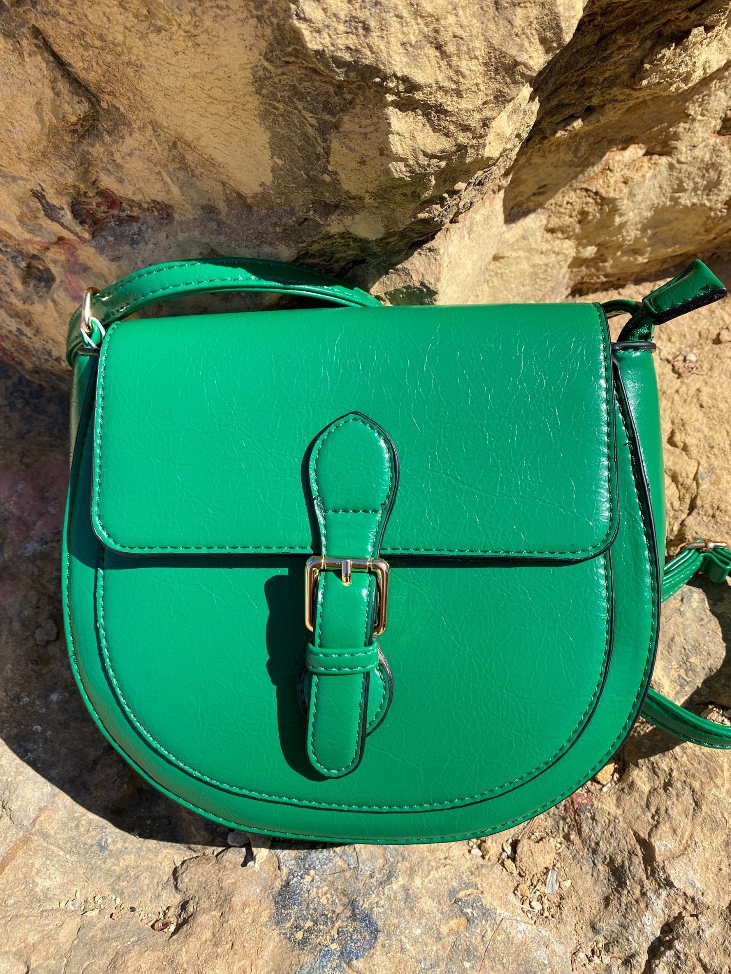 Mini sac à boucle vert émeraude en simili cuir, rabat à boucle métal dorée