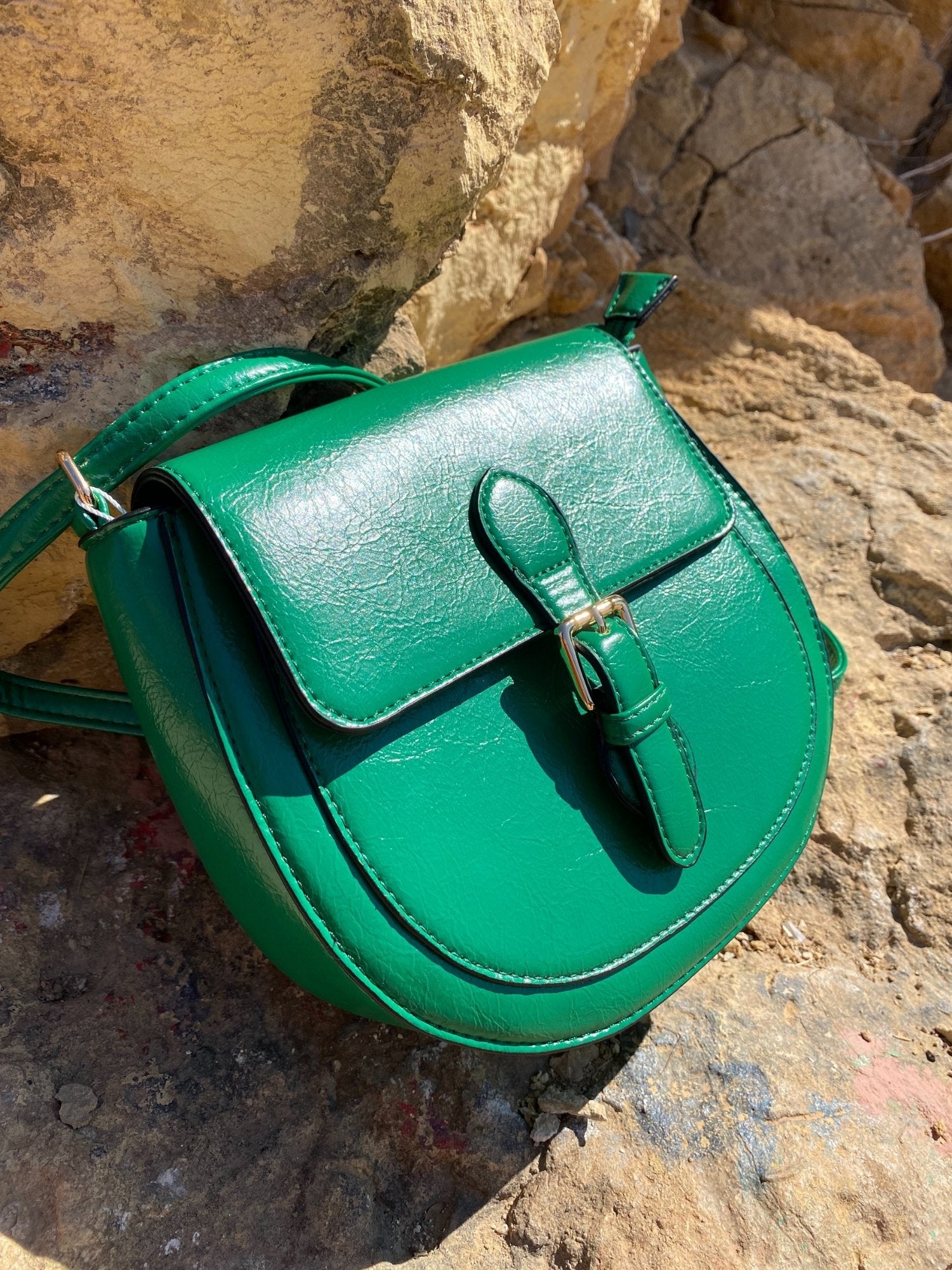 Mini sac à boucle vert émeraude en simili cuir, rabat à boucle et coutures