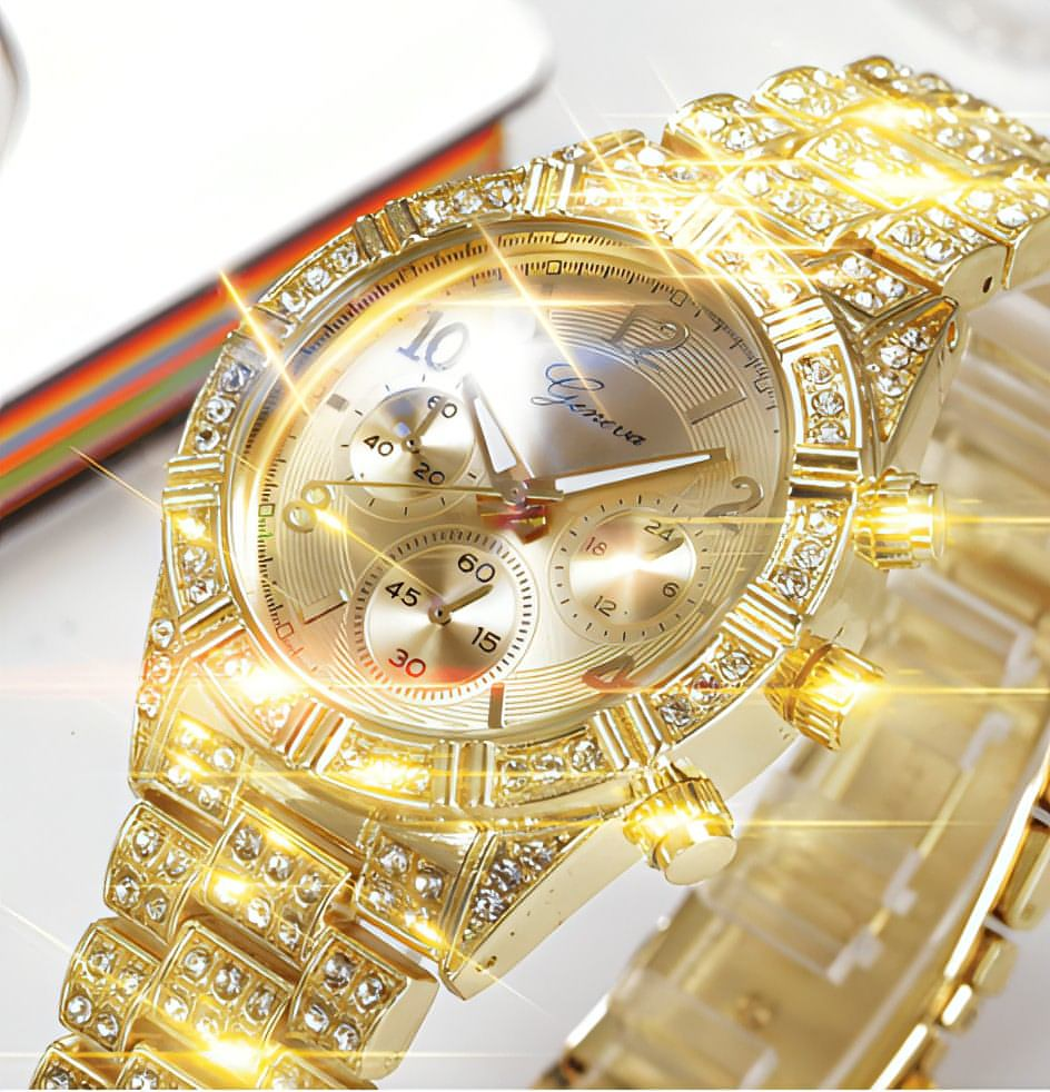 Montre femme or à cadran doré, chronographe à trois compteurs, bracelet serti.