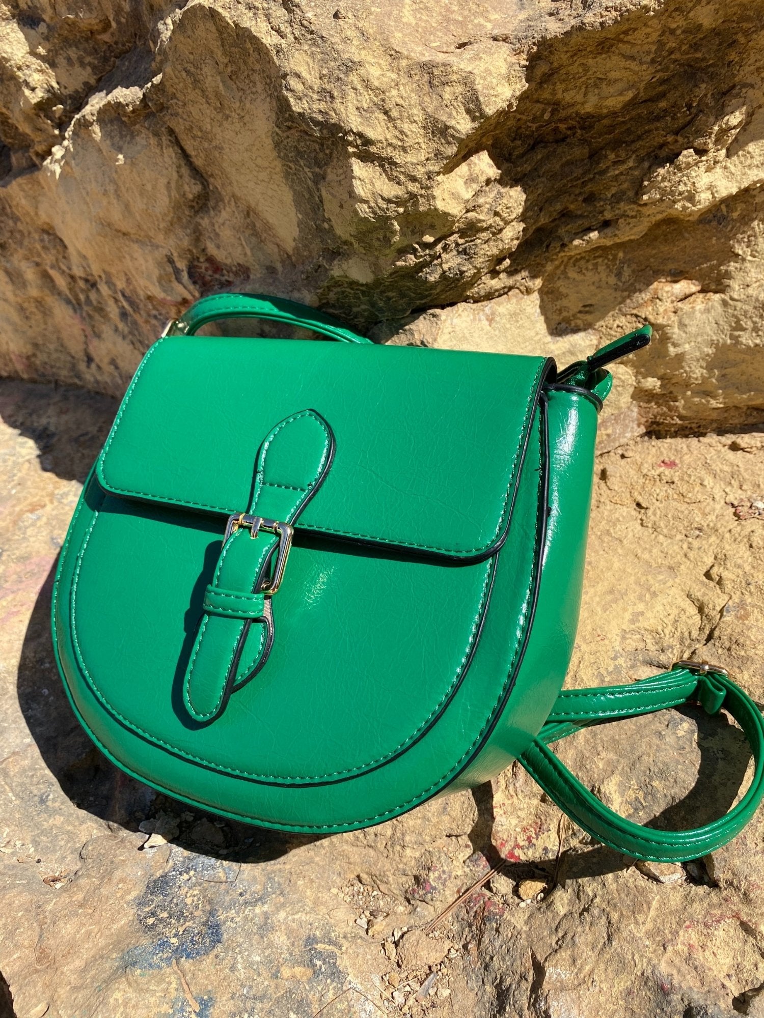 Mini sac à boucle vert émeraude en simili cuir, bandoulière et boucle centrale