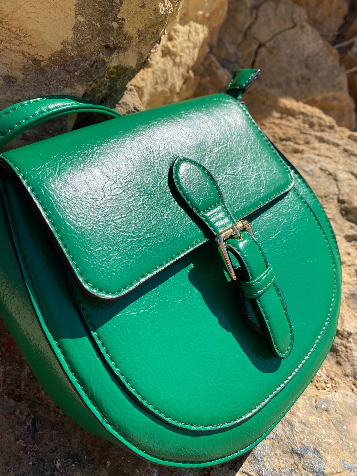 Mini sac à boucle vert émeraude en simili cuir, détail du rabat et fermoir