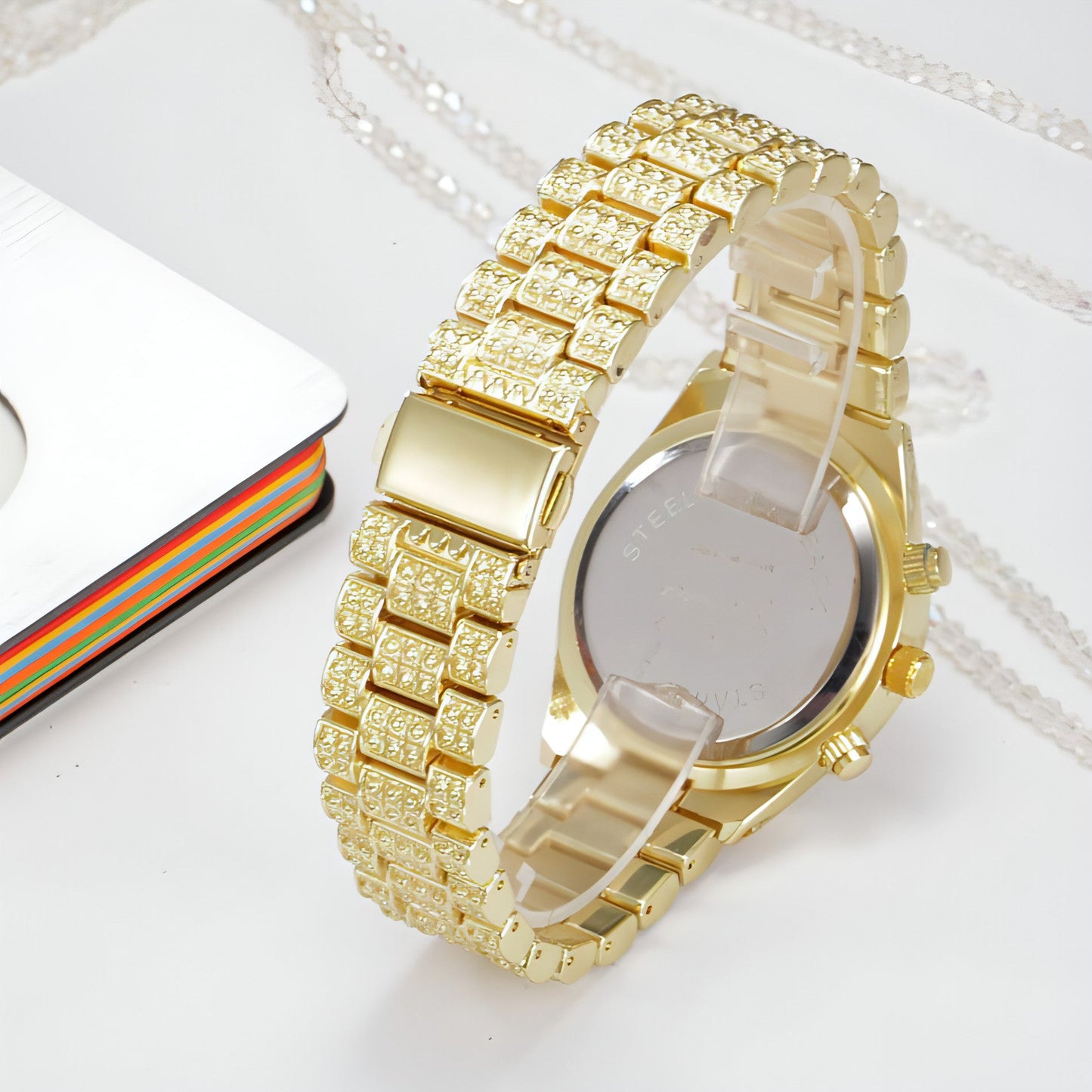 Montre femme or, bracelet à maillons rectangulaires sertis, vue sur le côté.