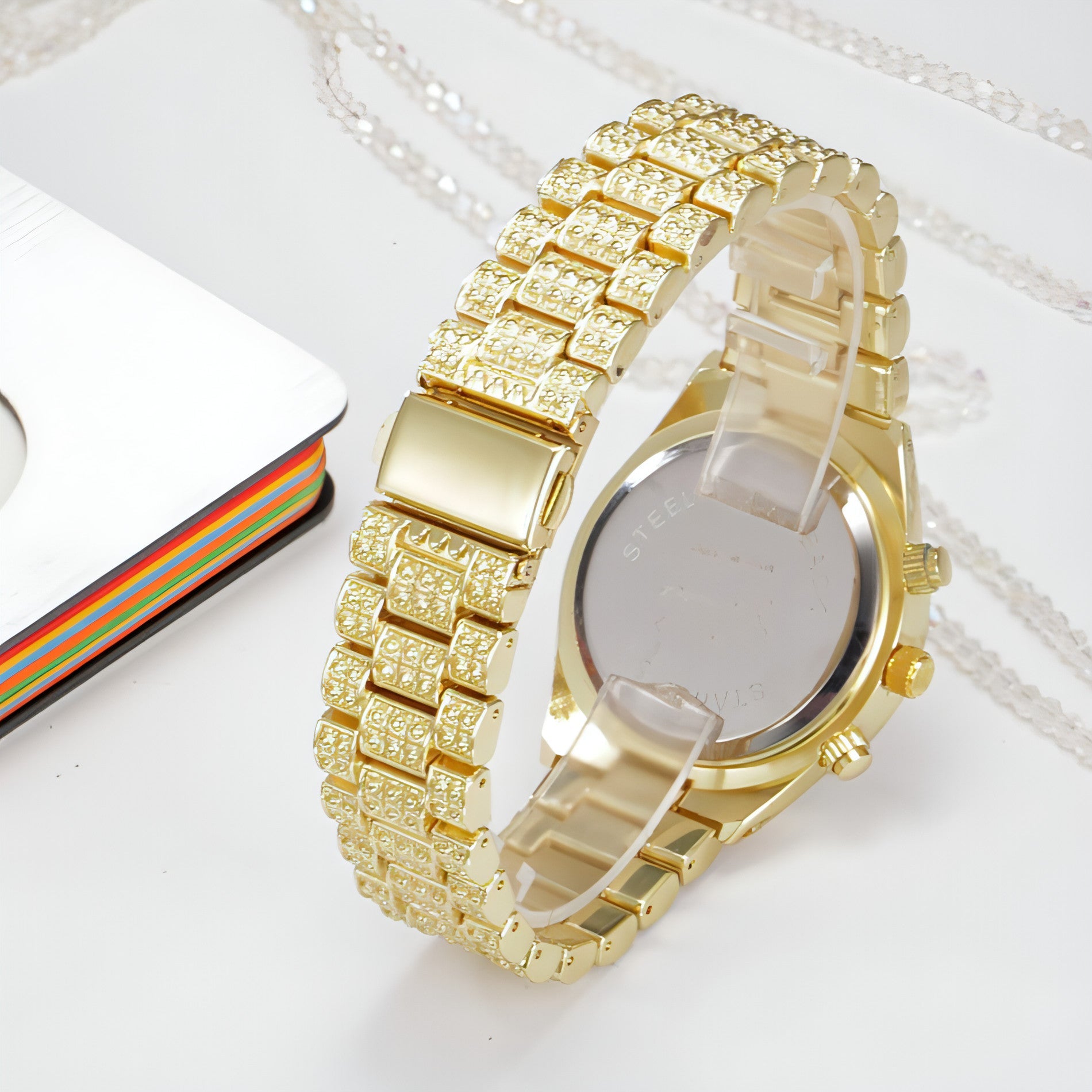 Montre femme or, bracelet à maillons rectangulaires sertis, vue sur le côté.