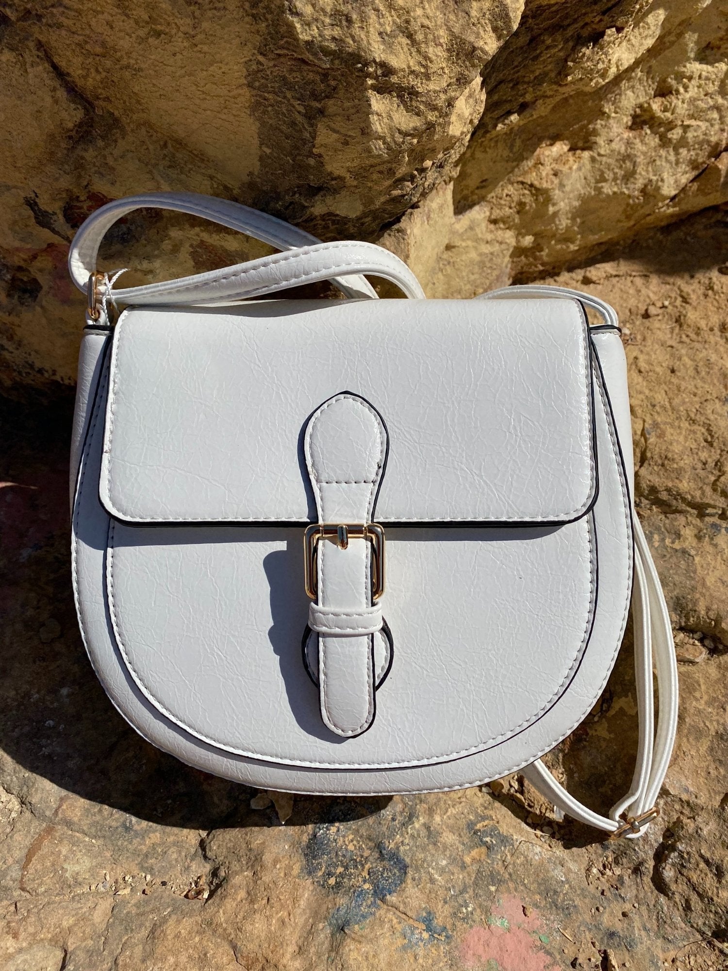 Mini sac à boucle en simili cuir blanc, rabat et fermoir doré, bandoulière.