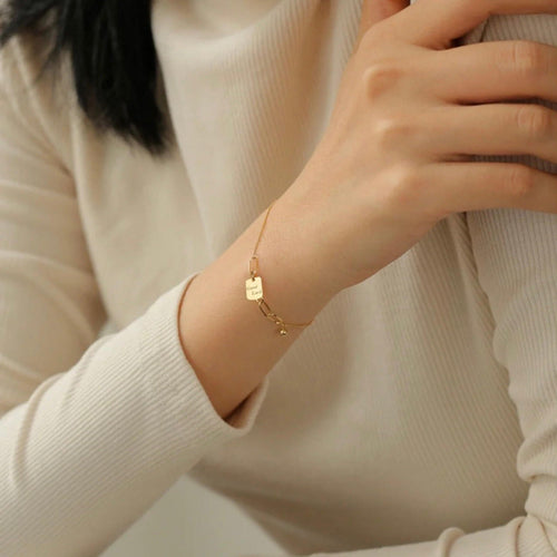 Bracelet plaqué or à chaîne fine et petit pendentif carré
