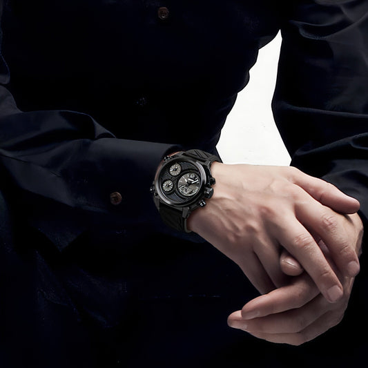 Montre de sport multifonction noire, cadran rond et bracelet texturé, au poignet.