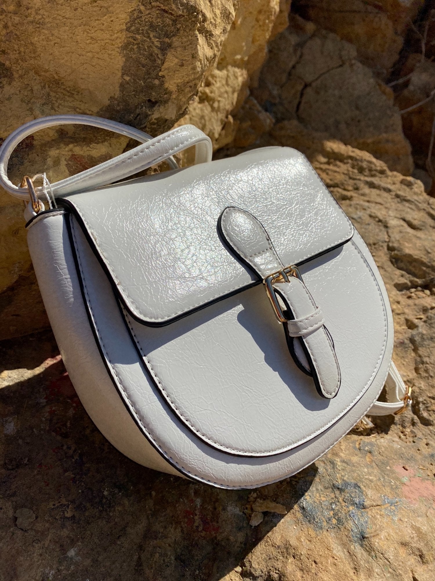 Mini sac à boucle en simili cuir blanc, rabat texturé et fermoir doré.