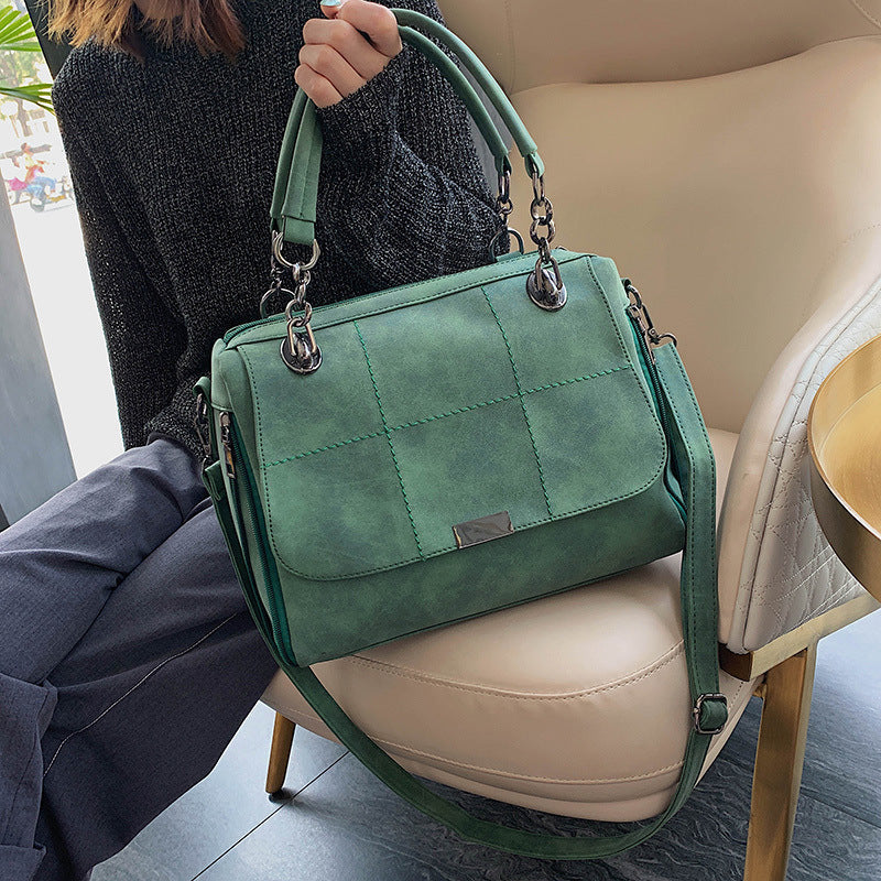 Sac à main en cuir synthétique vert avec rabat, fermoir rectangulaire, bandoulière