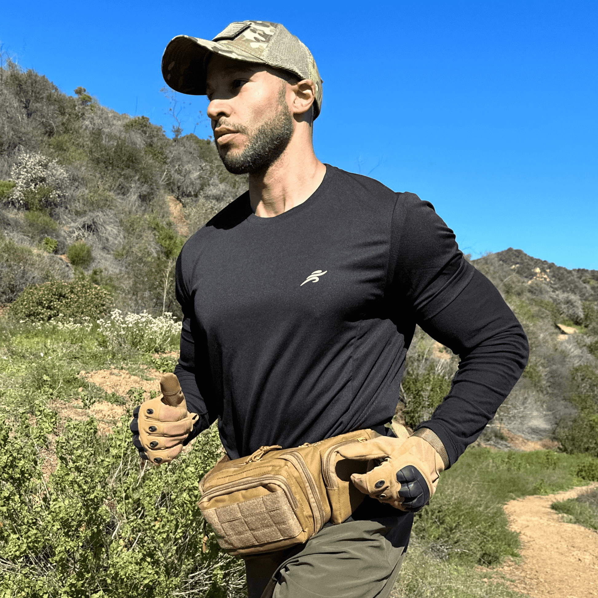 Gants tactiques JupiterGear beige portés, protection rigide sur les jointures