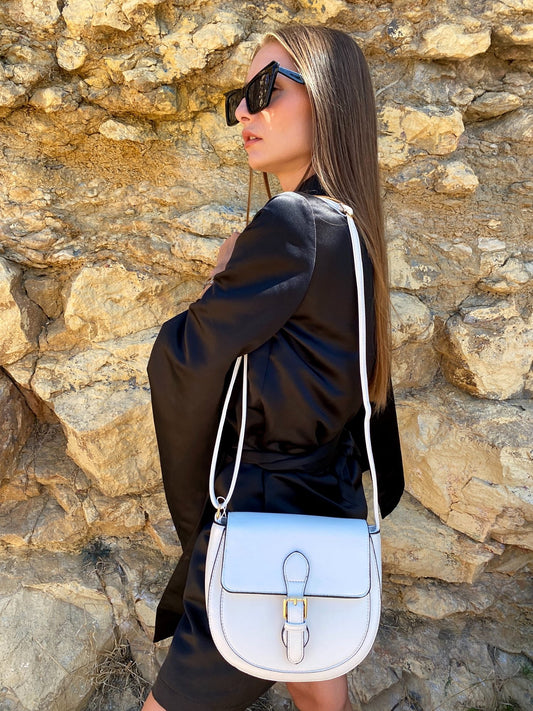 Mini sac à boucle en simili cuir blanc, bandoulière, fermoir doré.