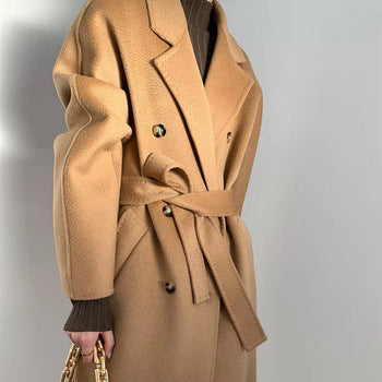 Manteau long en laine camel, coupe droite, revers et ceinture nouée, boutonnage