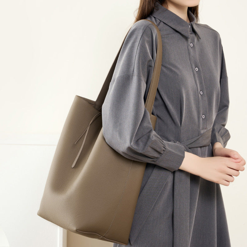 Sac seau en cuir Ideluxe™ gris, grand format, anses courbes, cordon à l’ouverture