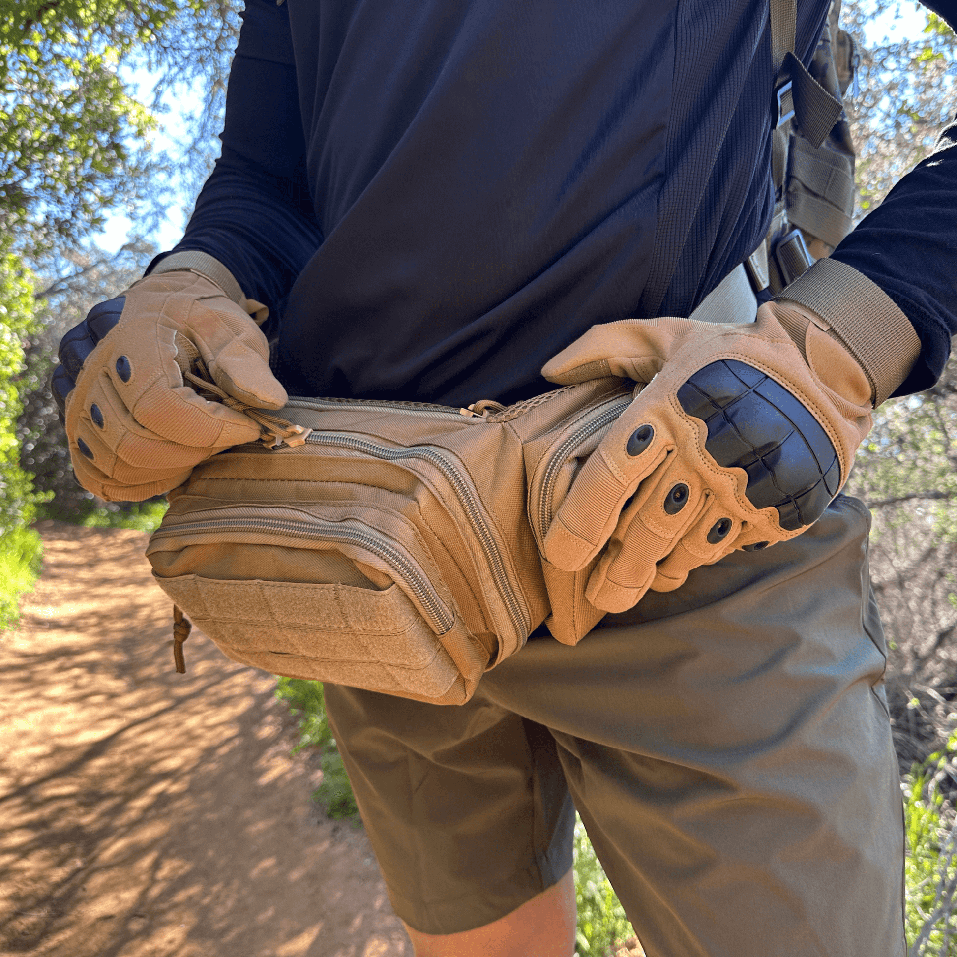 Gants tactiques beige avec renforts de paume et sur le poignet, doigts articulés