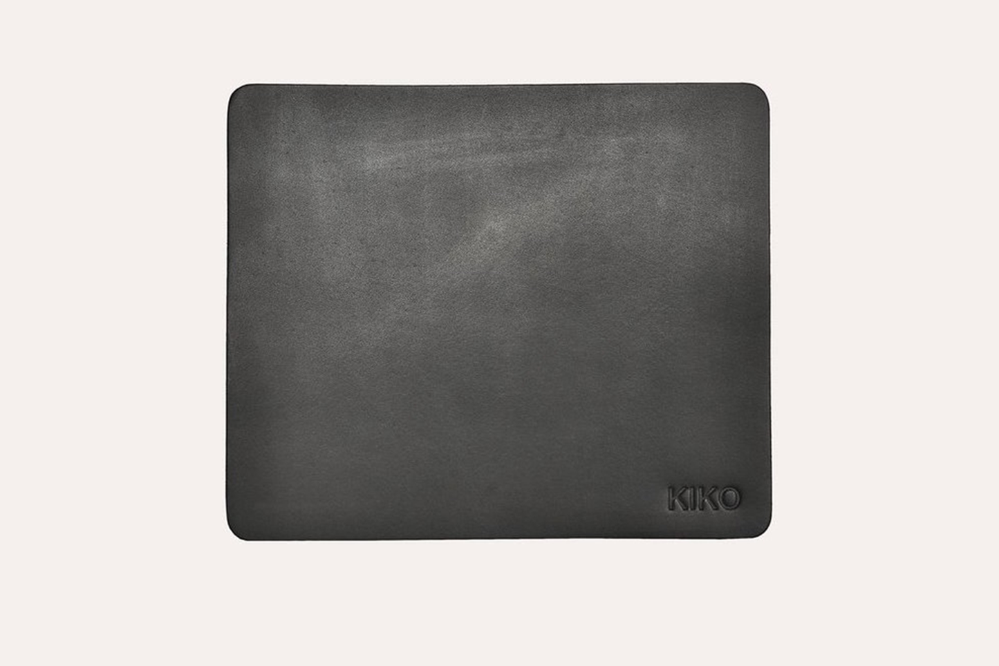 Tapis de souris en cuir gris foncé, surface mate, logo KIKO discret en bas à droite.