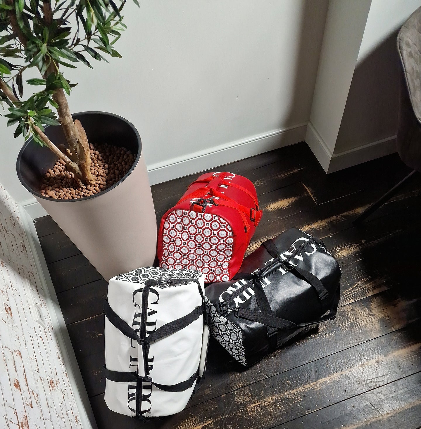 Sac en cuir rouge avec logo blanc et panneau à motif, sangles et bandoulière