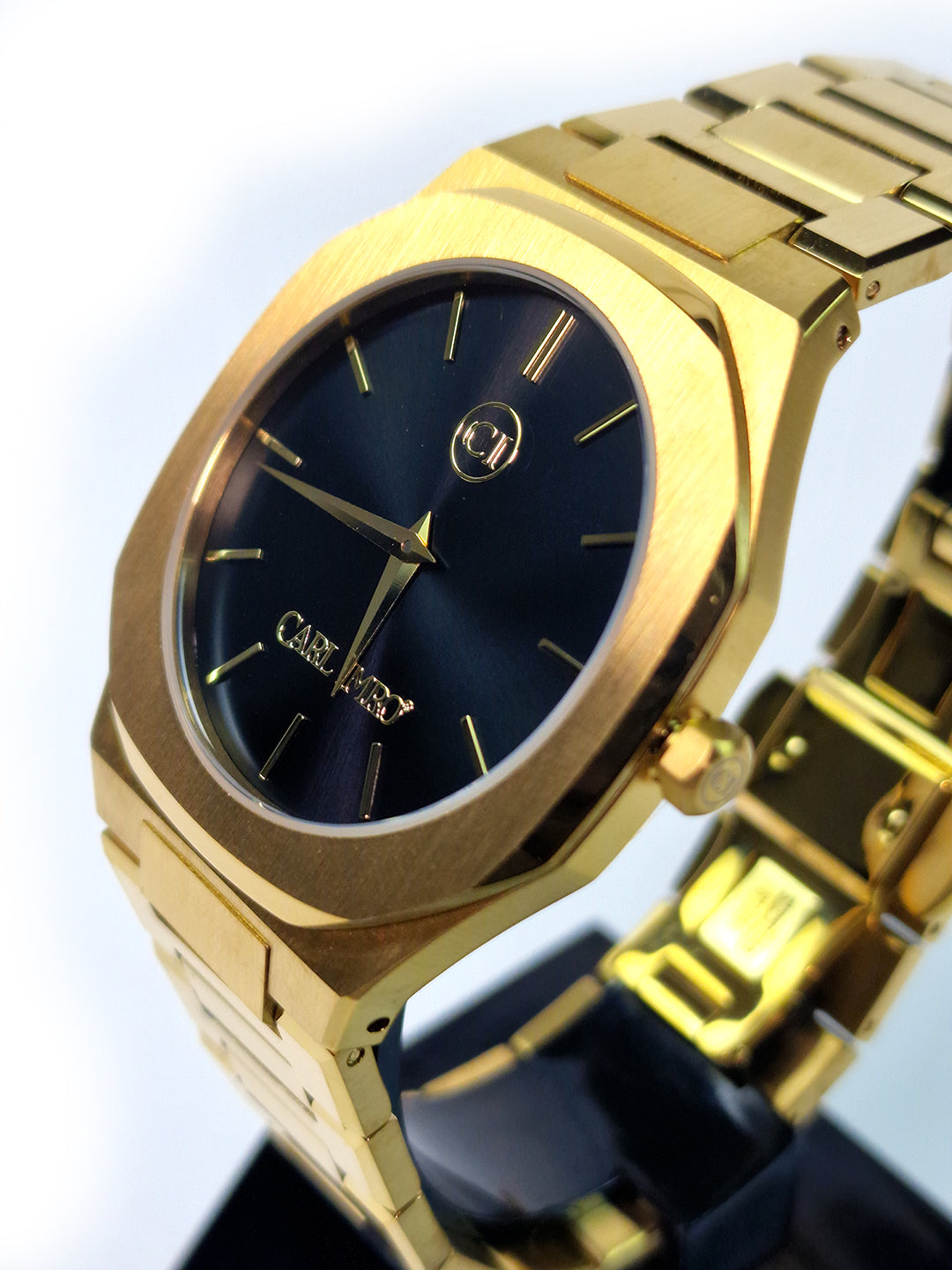 Montre en acier doré, cadran bleu foncé et détails des index et aiguilles.
