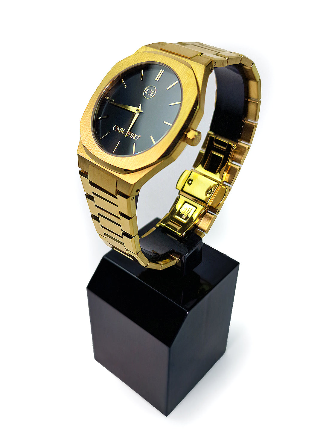 Montre homme acier doré, cadran bleu foncé, bracelet à maillons sur présentoir.