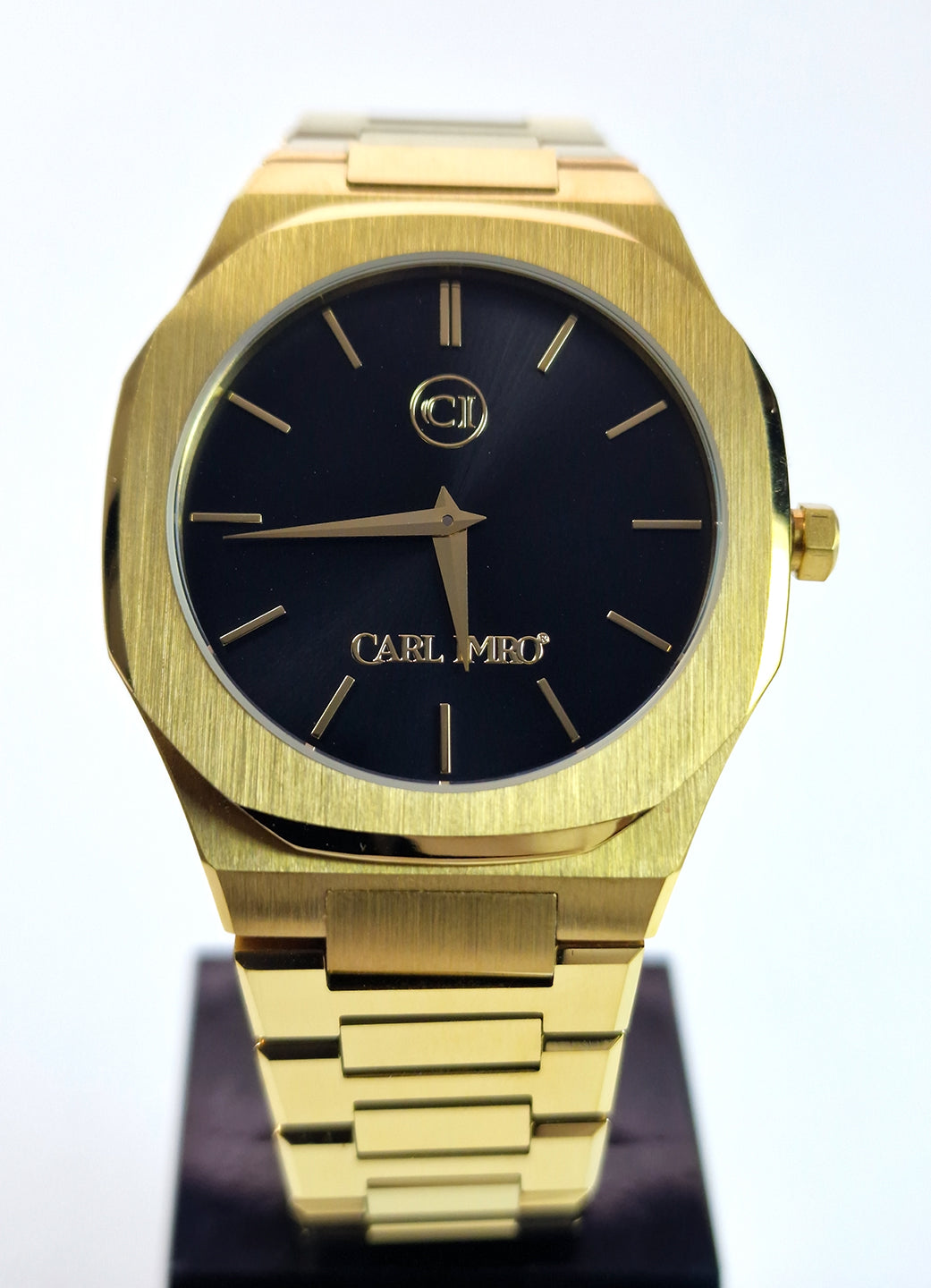 Montre homme acier doré, cadran bleu marine, lunettes texturées et index bâtons.