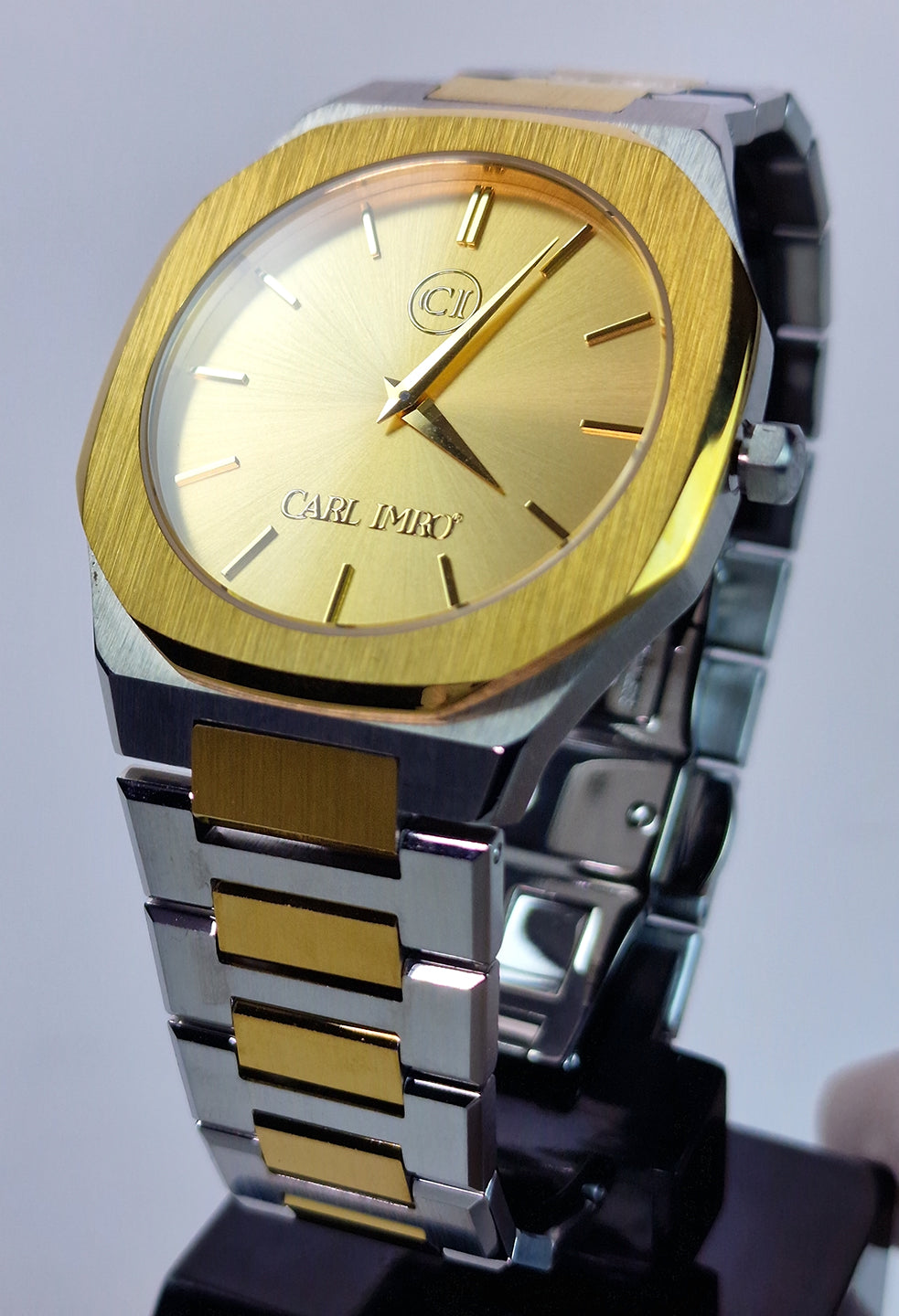 Montre-bracelet homme bicolore, cadran jaune, vue rapprochée du cadran et du bracelet acier.