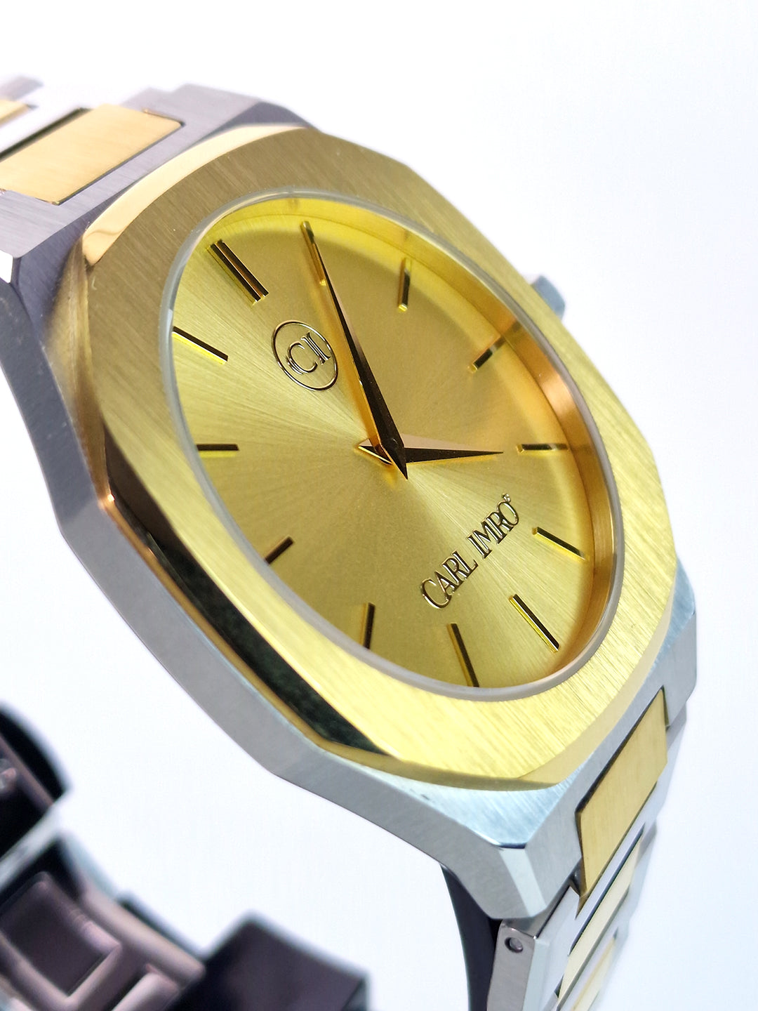 Montre-bracelet homme, cadran jaune doré, vue en angle du boîtier et de la lunette.