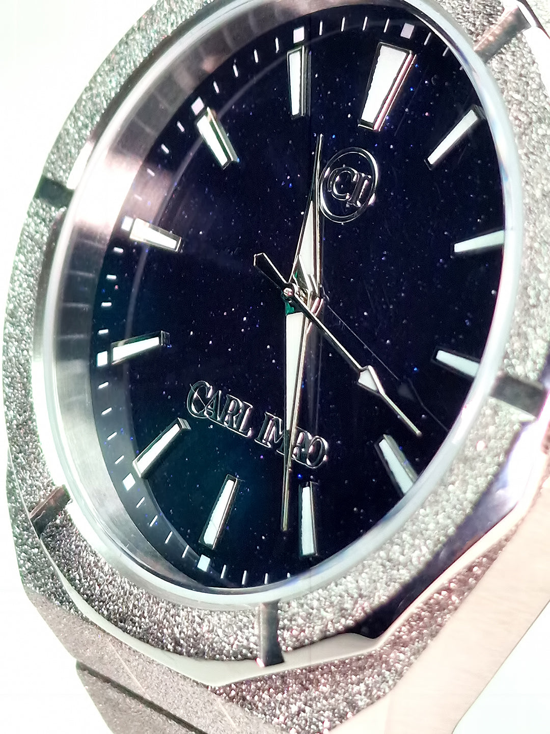 Montre CRLi pour homme, vue rapprochée cadran bleu nuit à index bâtons, bracelet acier