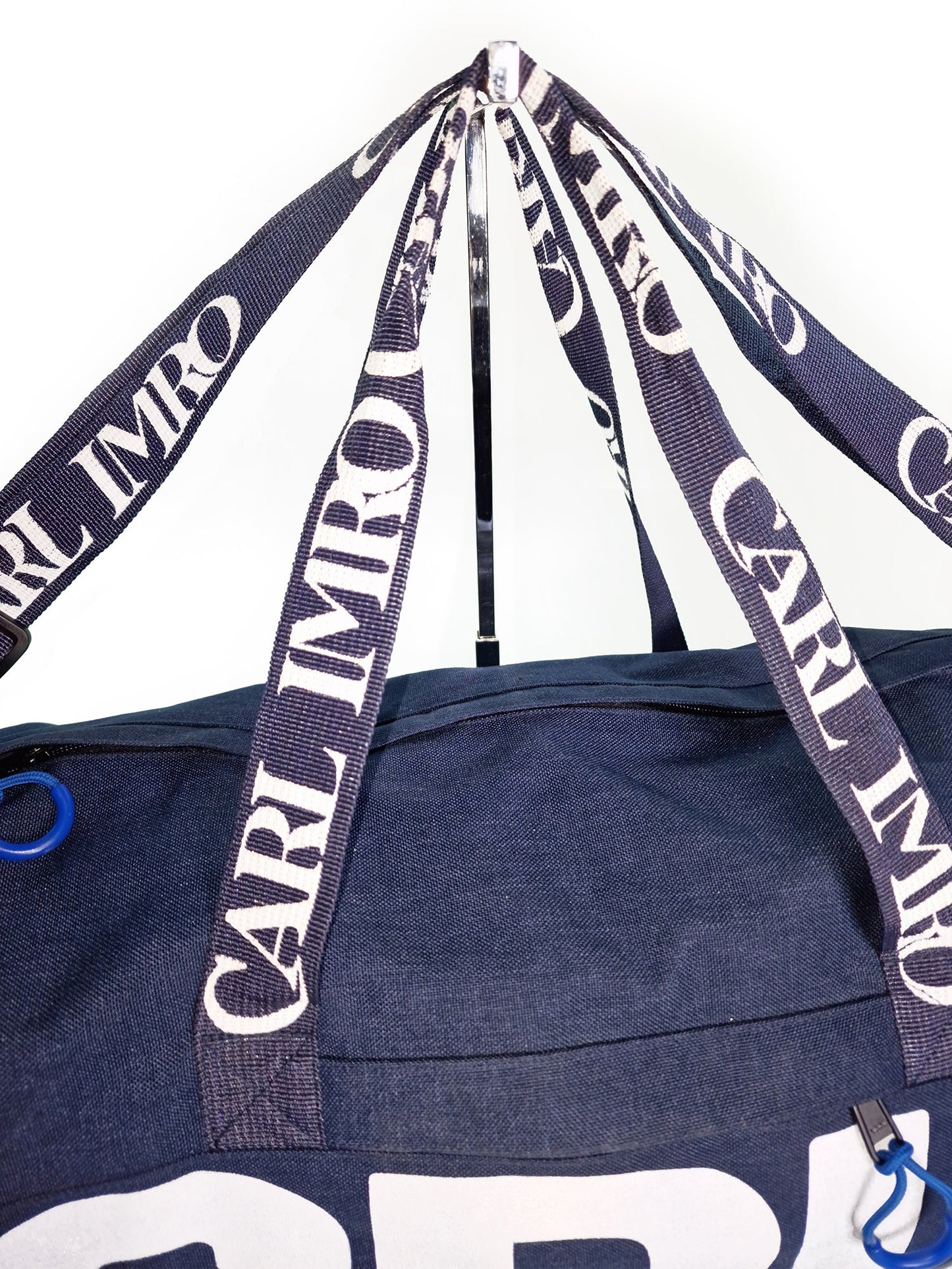 Sac en denim bleu vu de dessus, cordons et rubans à logo CRLi.