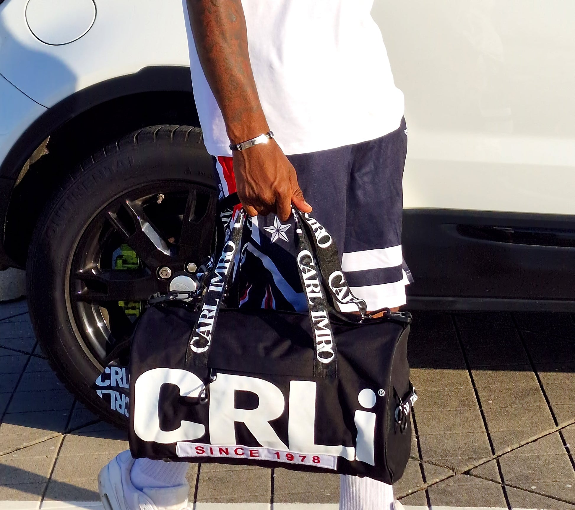 Sac de sport duffle noir CRLi, poignée et grand logo blanc sur la face