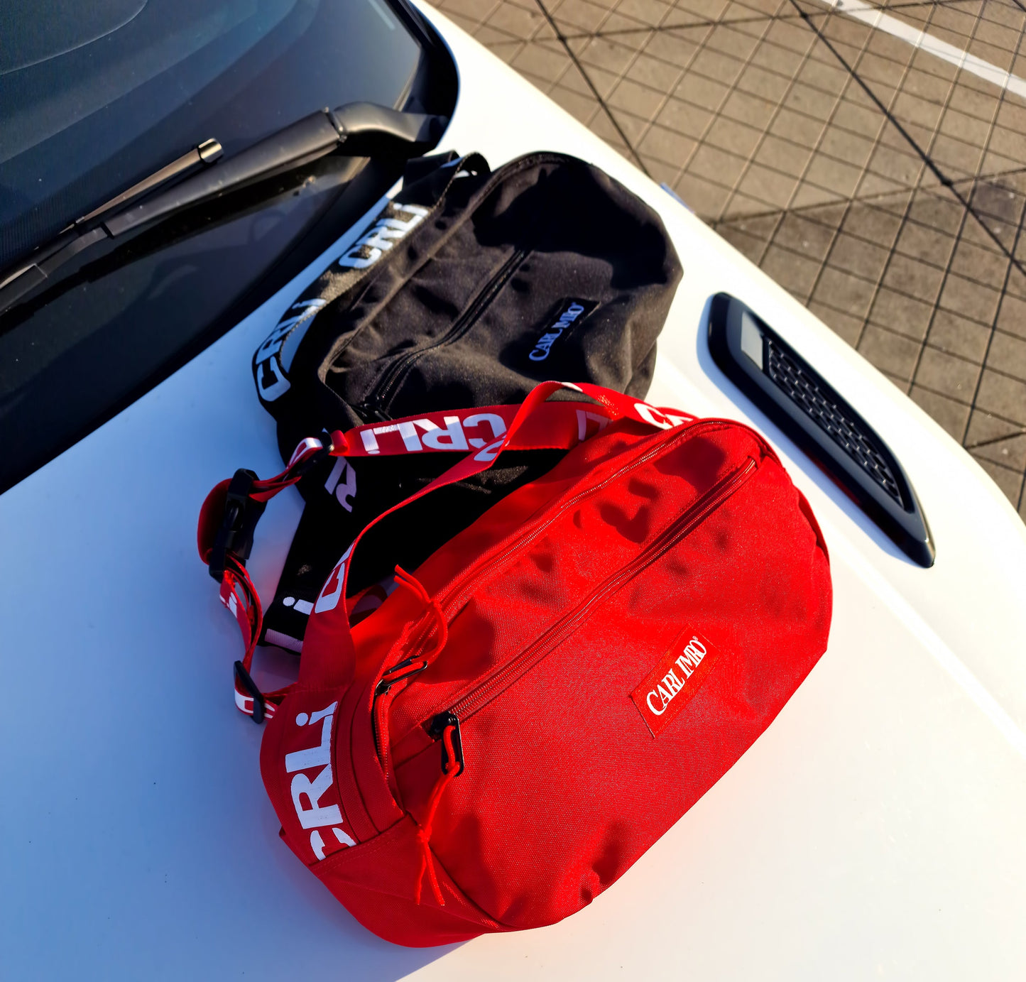 Sac bandoulière CRLi rouge avec sangle et compartiment zippé
