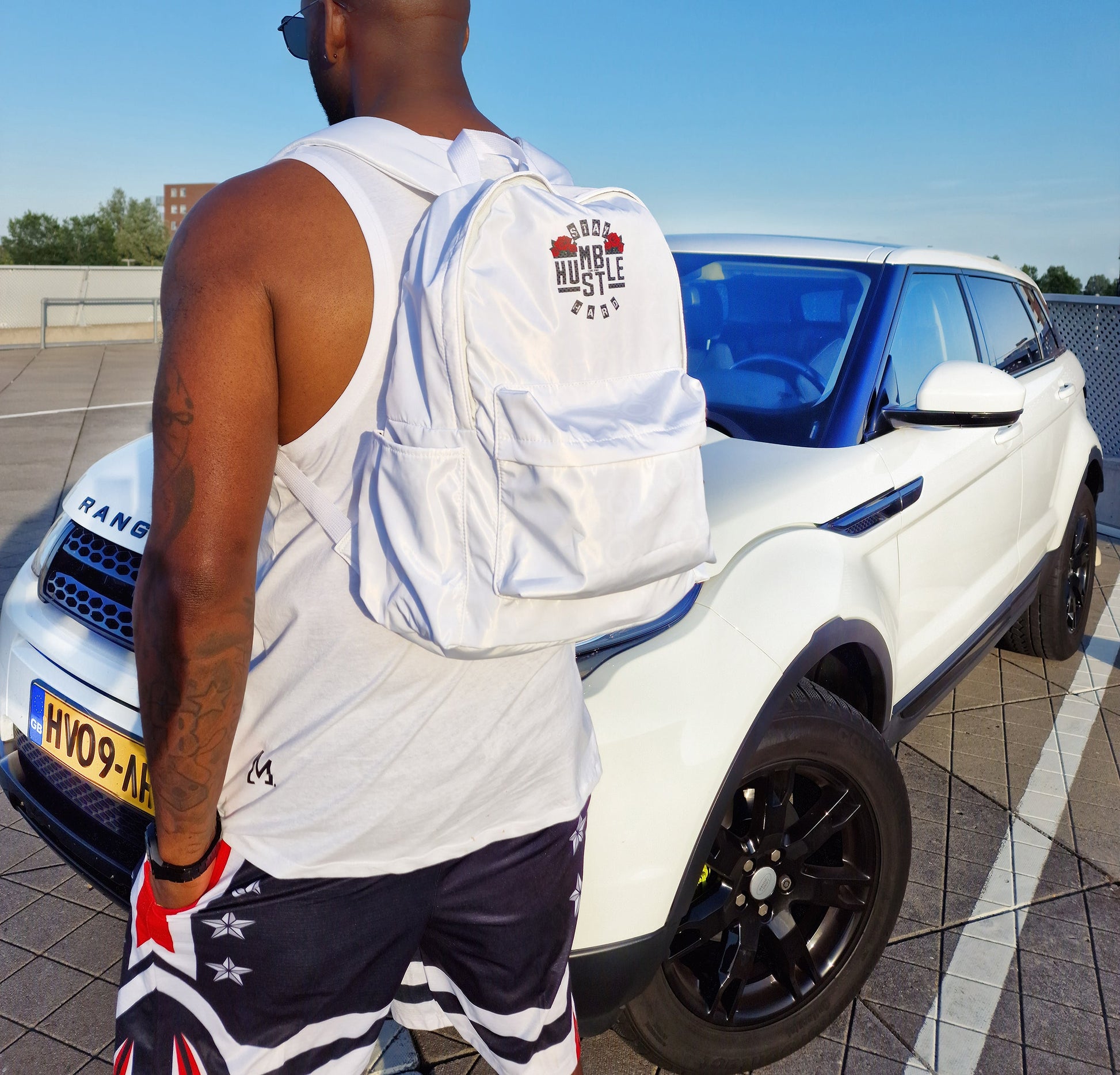 Sac à dos blanc porté au dos avec logo sur la partie supérieure