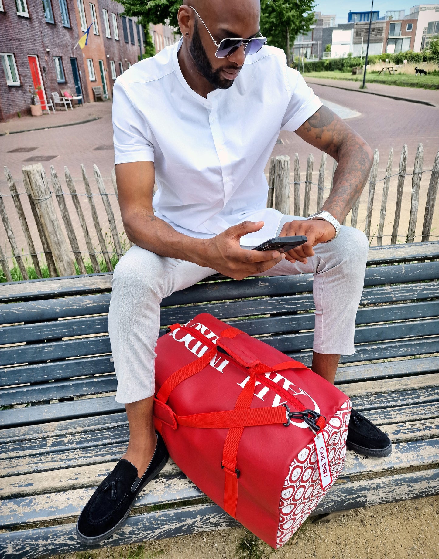 Sac en cuir rouge avec panneau à motif blanc, fermeture et bandoulière