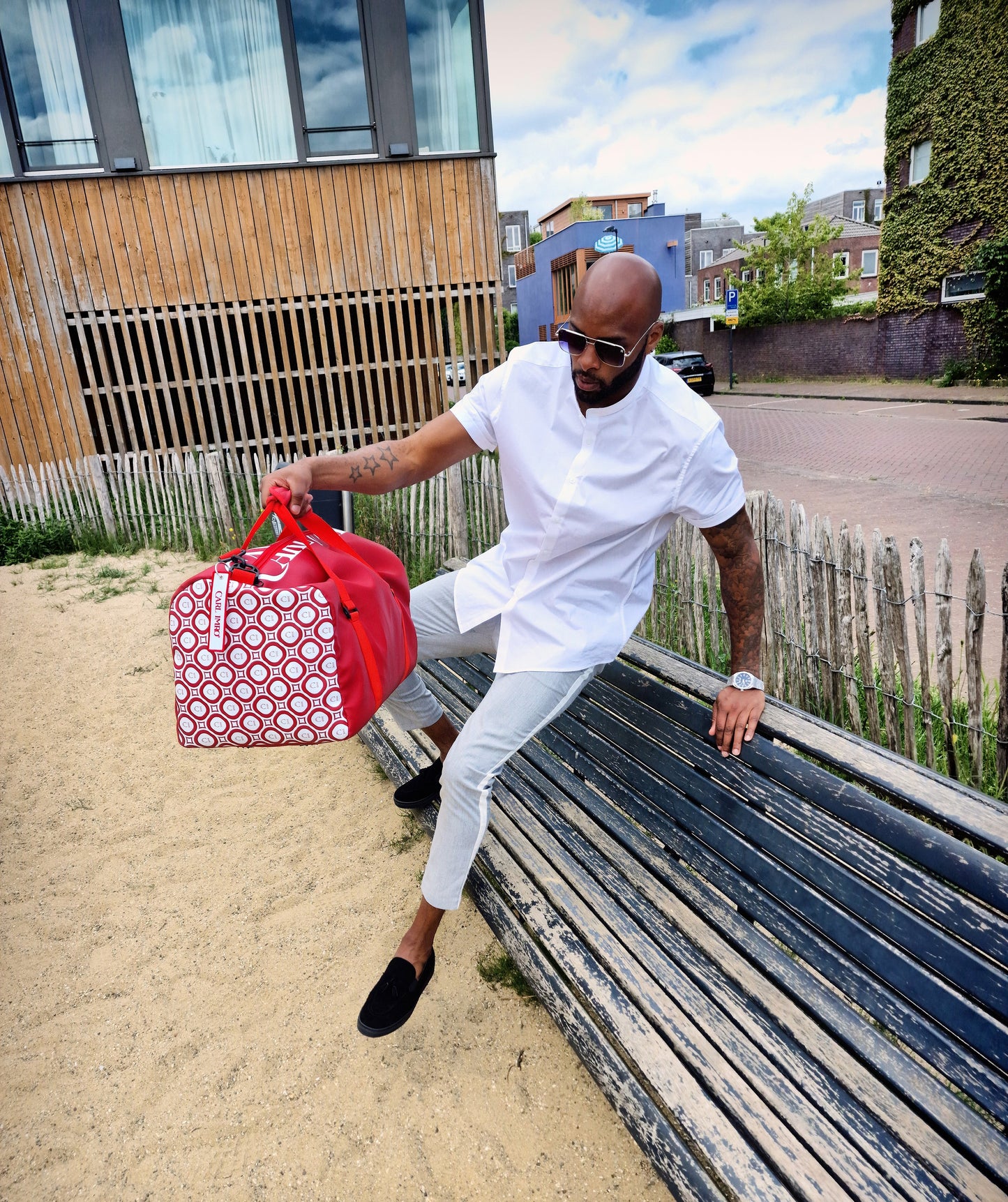 Sac en cuir rouge avec panneau à motif blanc, sangles et bandoulière réglable