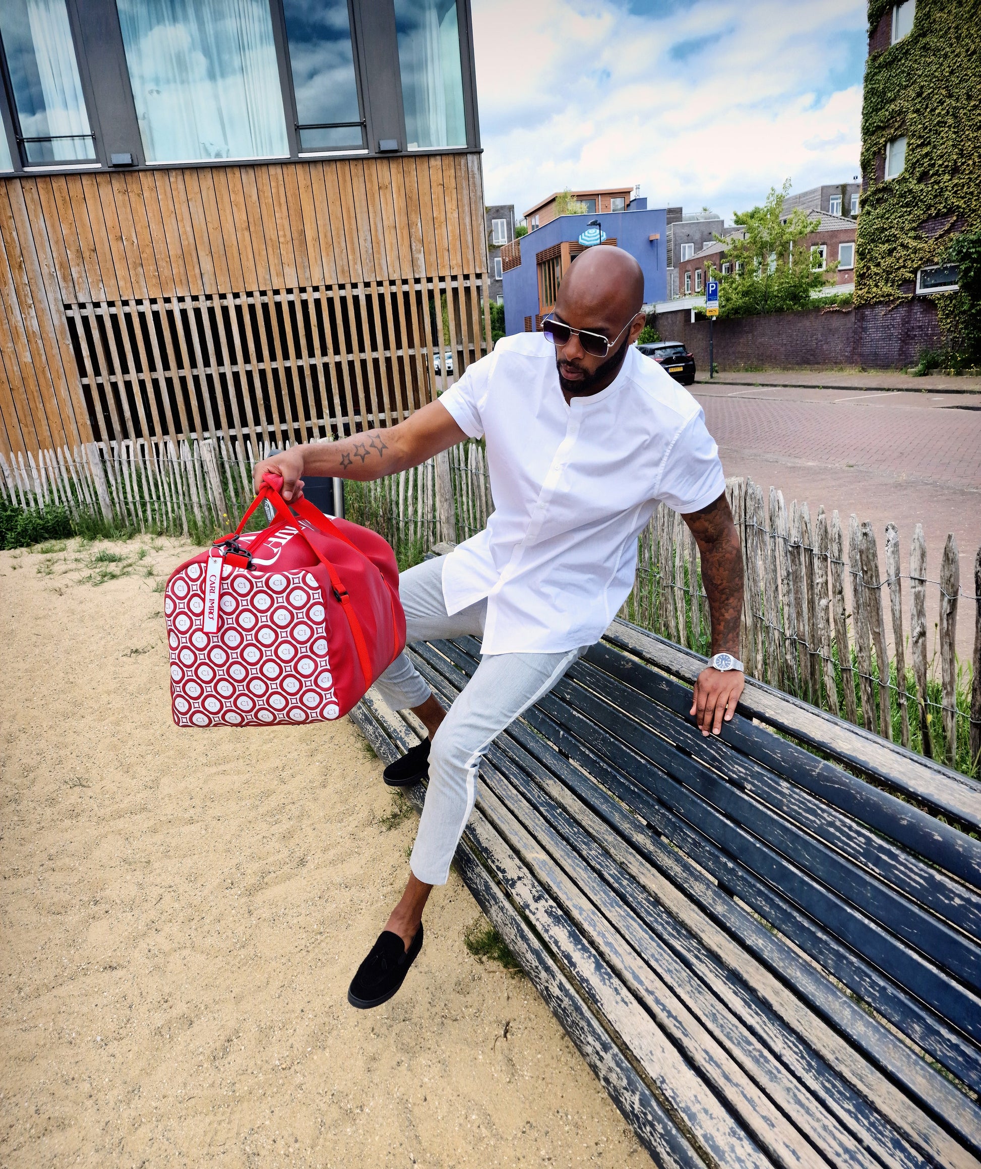 Sac en cuir rouge avec panneau à motif blanc, sangles et bandoulière réglable