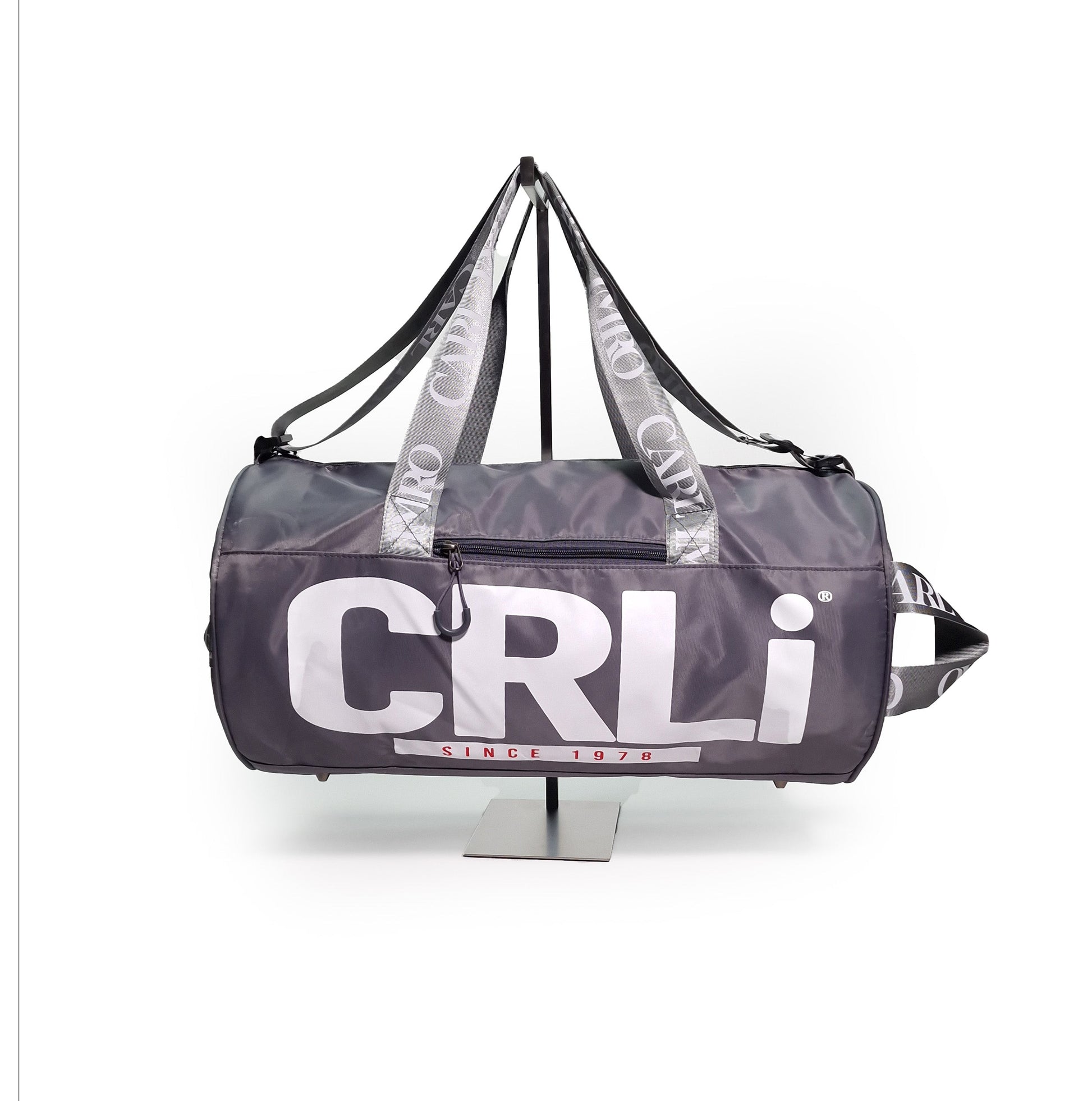Sac de sport CRLi en tissu foncé, poignées et sangles, grand logo sur le devant.