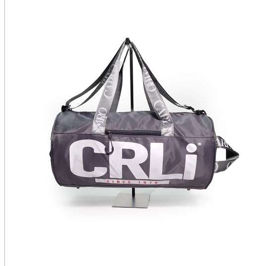 Sac de sport CRLi en tissu foncé, poignées et sangles, grand logo sur le devant.