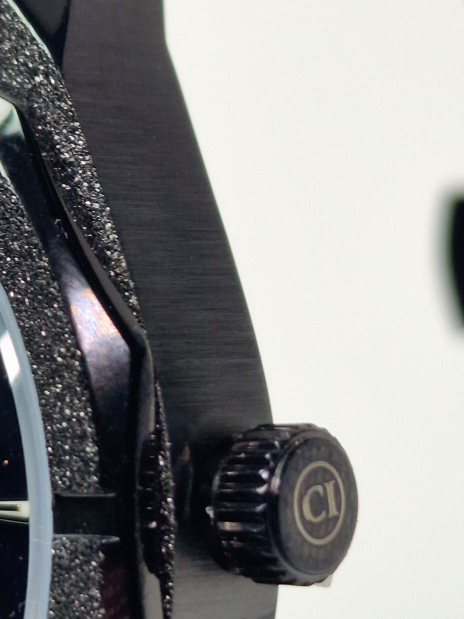 Boîtier et couronne de montre CRLi en matériau texturé noir/gris.