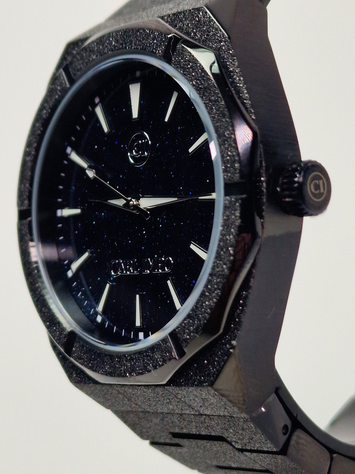 Montre CRLi cadran noir, lunette striée et bracelet en maillons carrés.