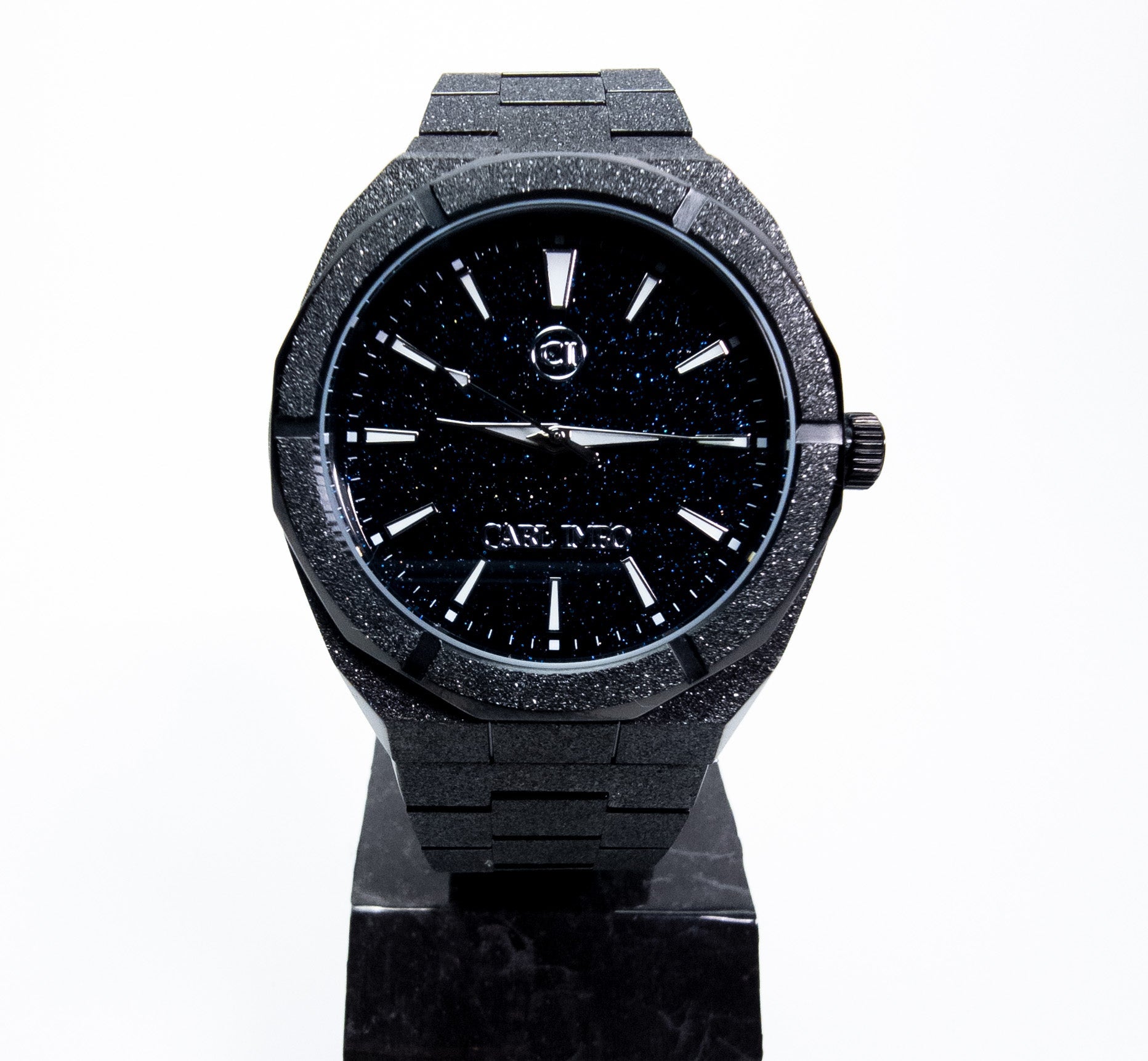 Montre CRLi à cadran noir et bracelet en blocs texturés, vue de face.