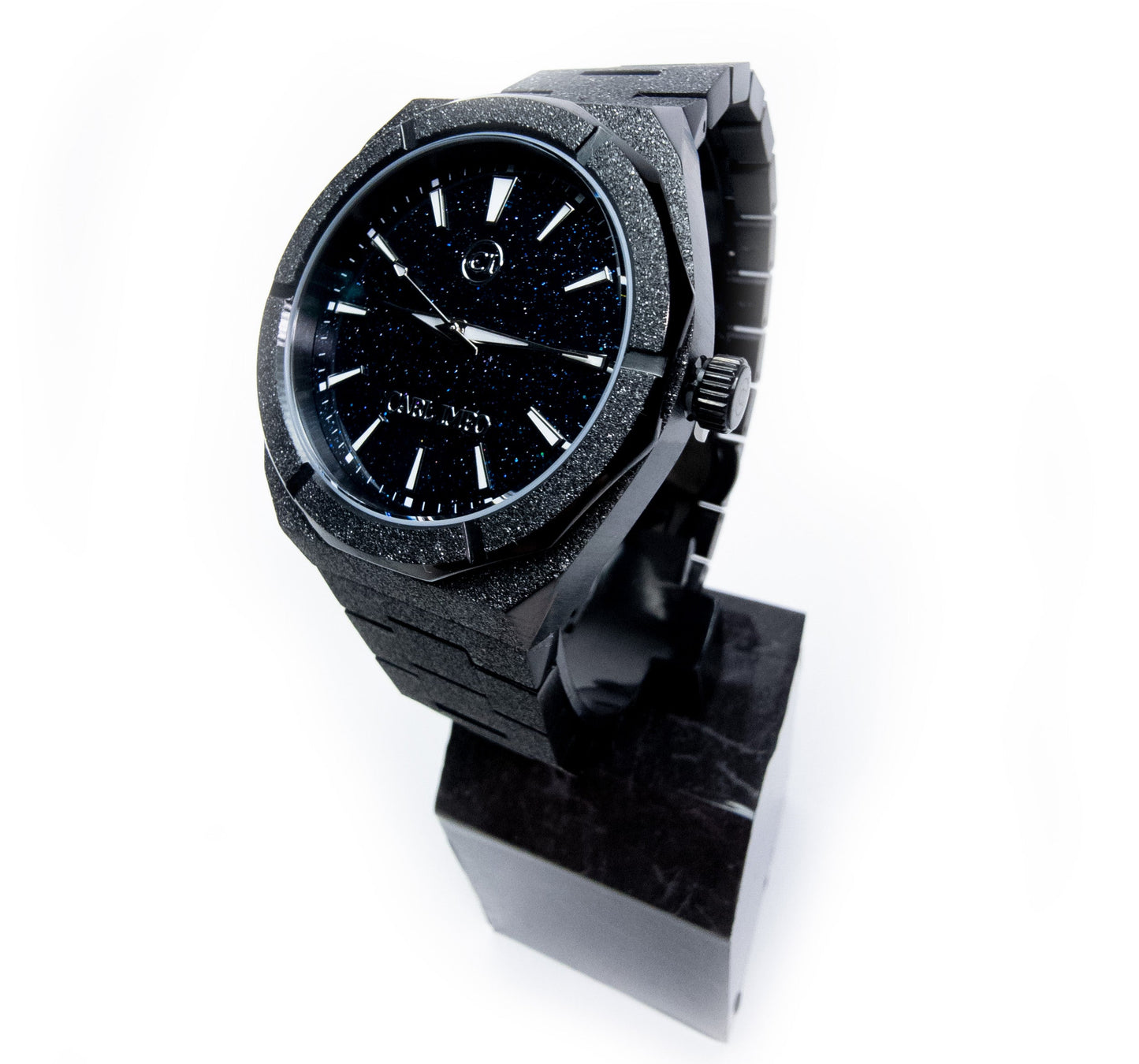 Montre CRLi cadran noir moucheté, boîtier gris texturé et couronne latérale.