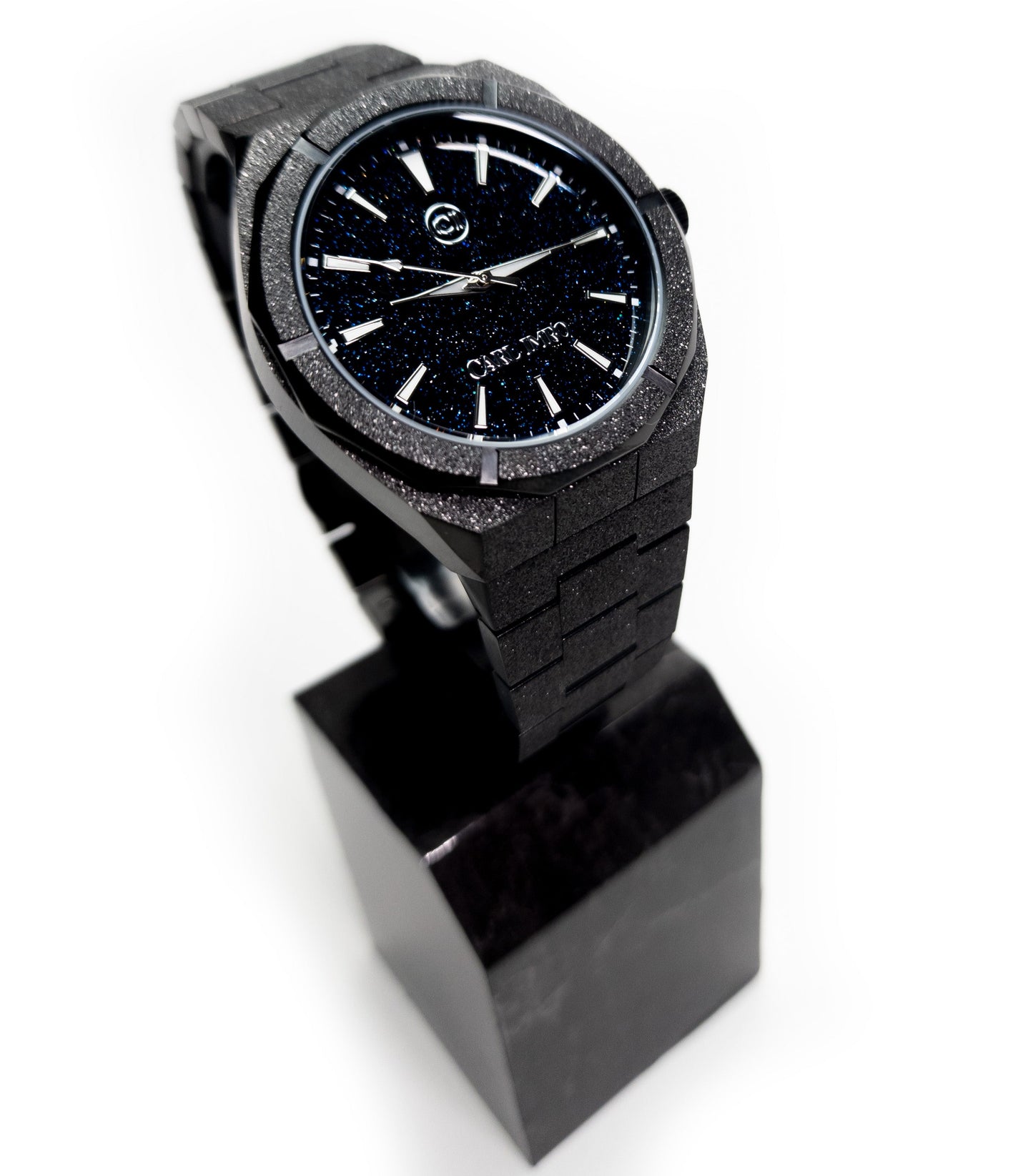 Montre CRLi à cadran noir et bracelet en blocs carrés texturés, vue de côté.