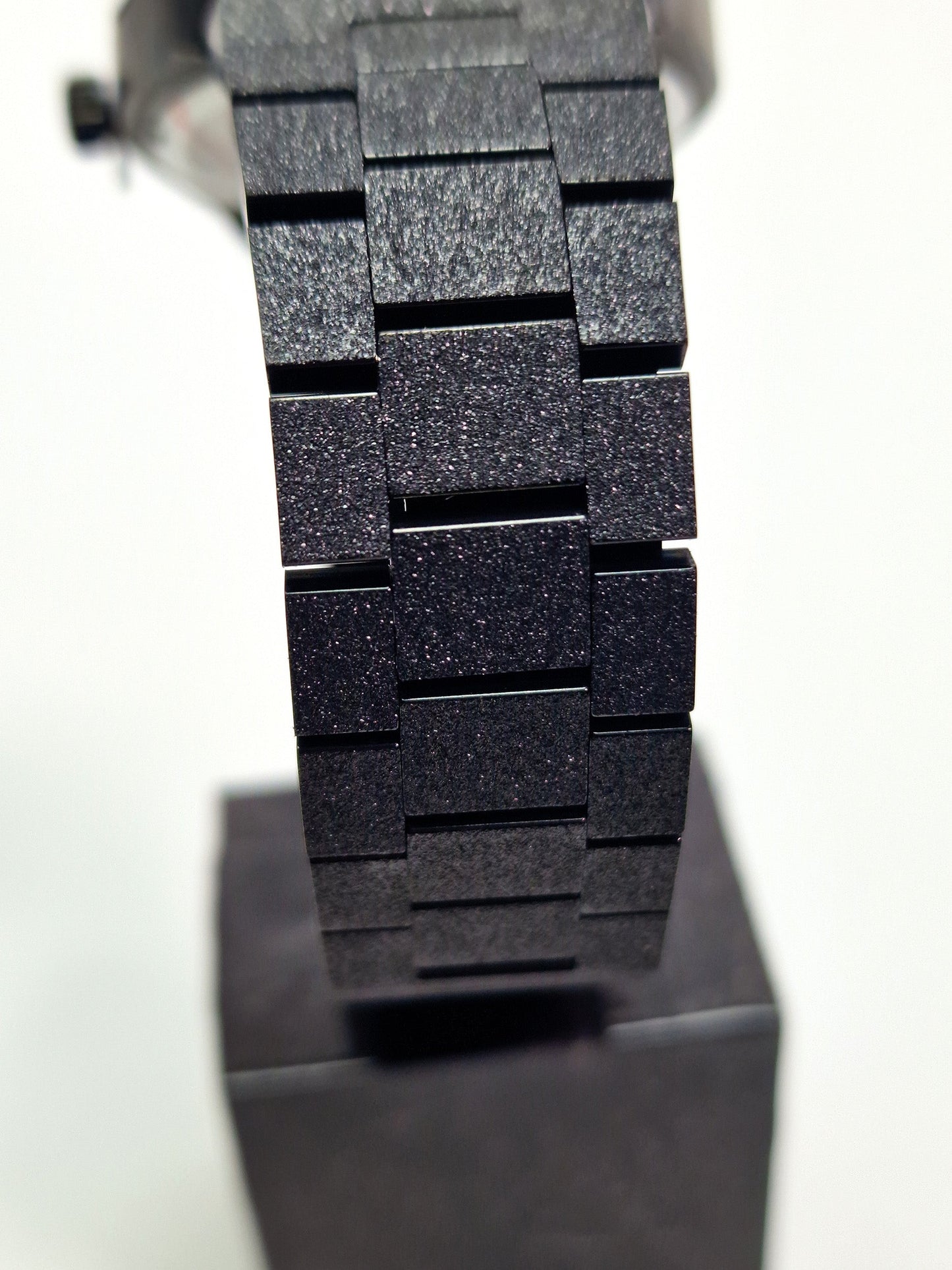 Bracelet de montre CRLi en maillons carrés texturés, noir/gris.