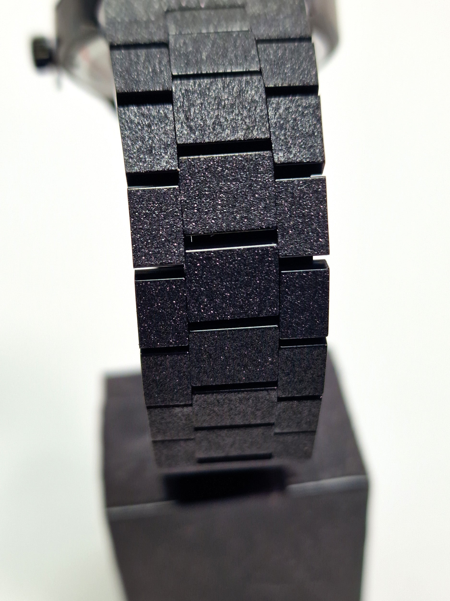 Bracelet de montre CRLi en maillons carrés texturés, noir/gris.