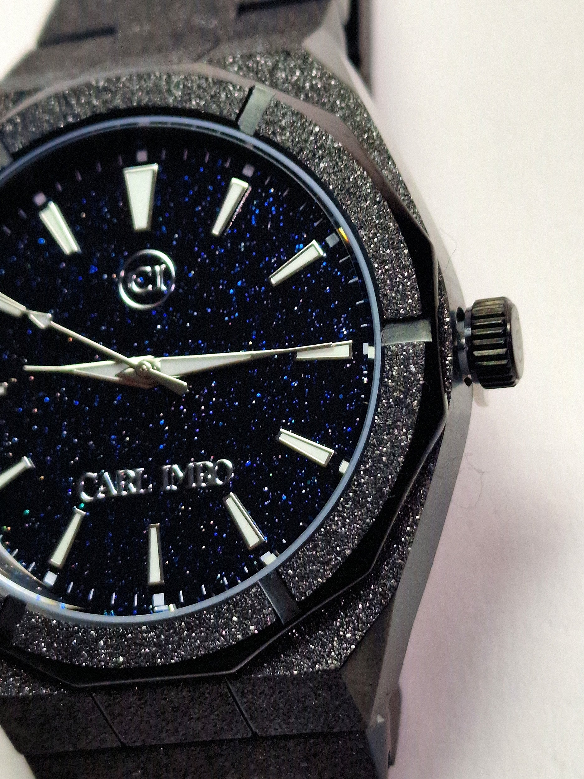 Cadran noir moucheté avec logo et couronne, montre CRLi.