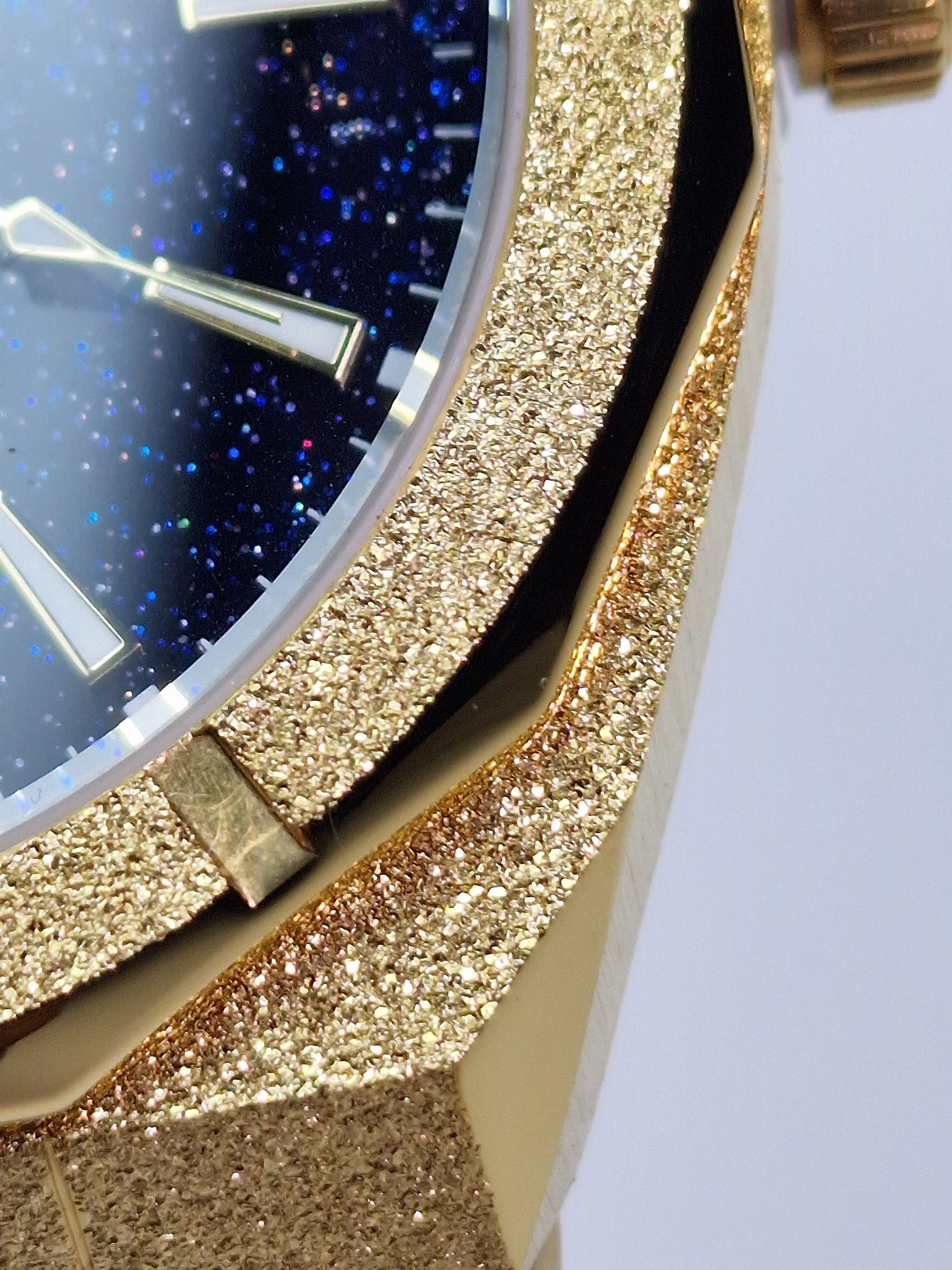 Montre homme, lunette strass dorée autour d’un cadran bleu nuit pailleté.