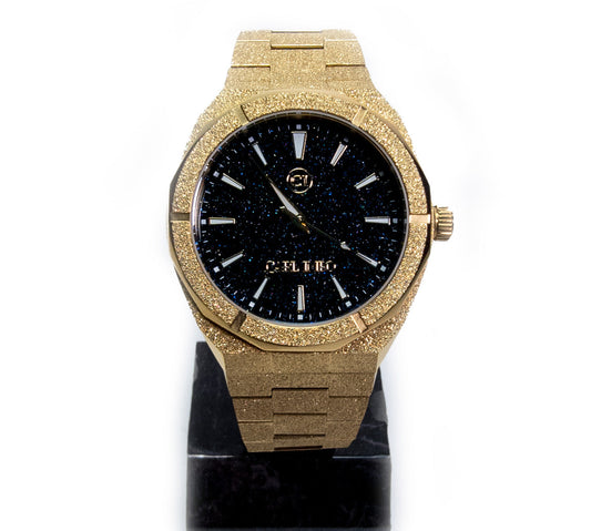 Montre homme à bracelet acier doré, cadran bleu nuit pailleté et aiguilles dorées.