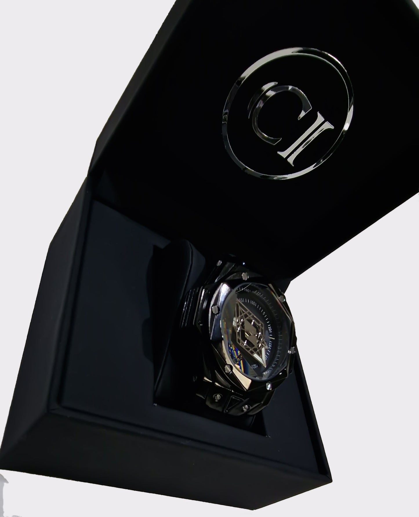 Montre homme noire dans son étui, aperçu du logo sur le dessus