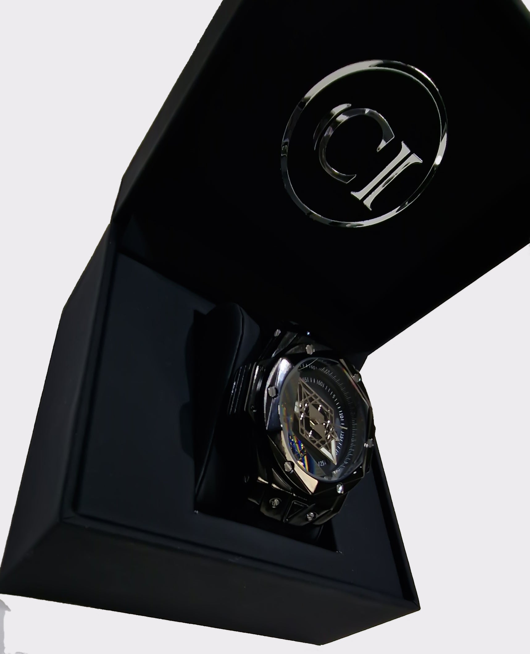Montre homme noire dans son étui, aperçu du logo sur le dessus
