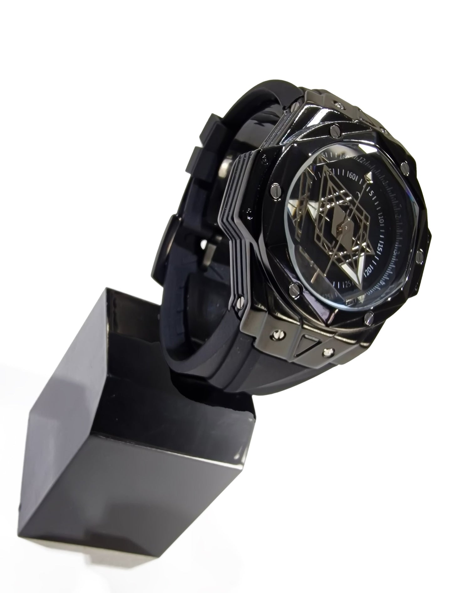 Montre homme noire vue de profil, boîtier octogonal et bracelet silicone