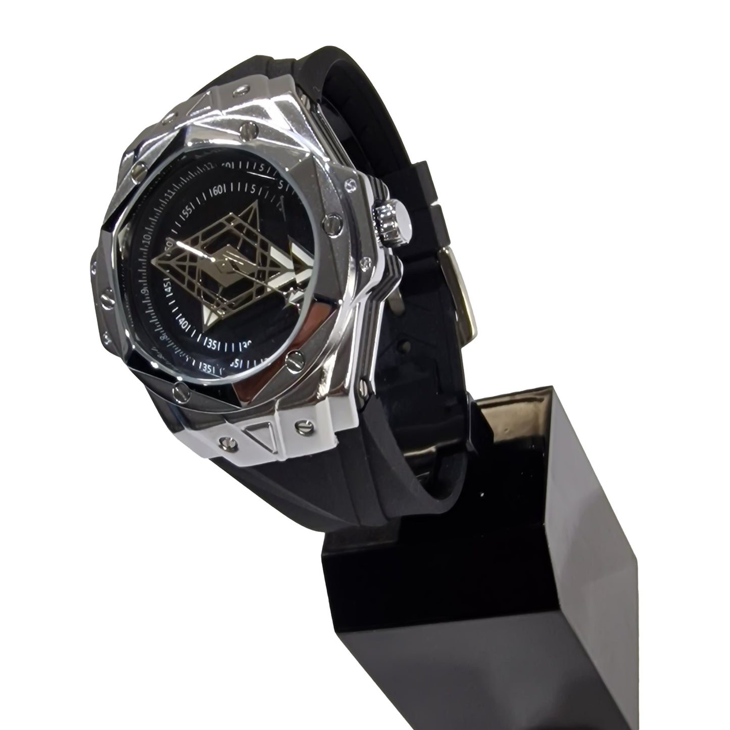 Montre homme vue trois-quarts, boîtier argenté et cadran noir avec motif géométrique.