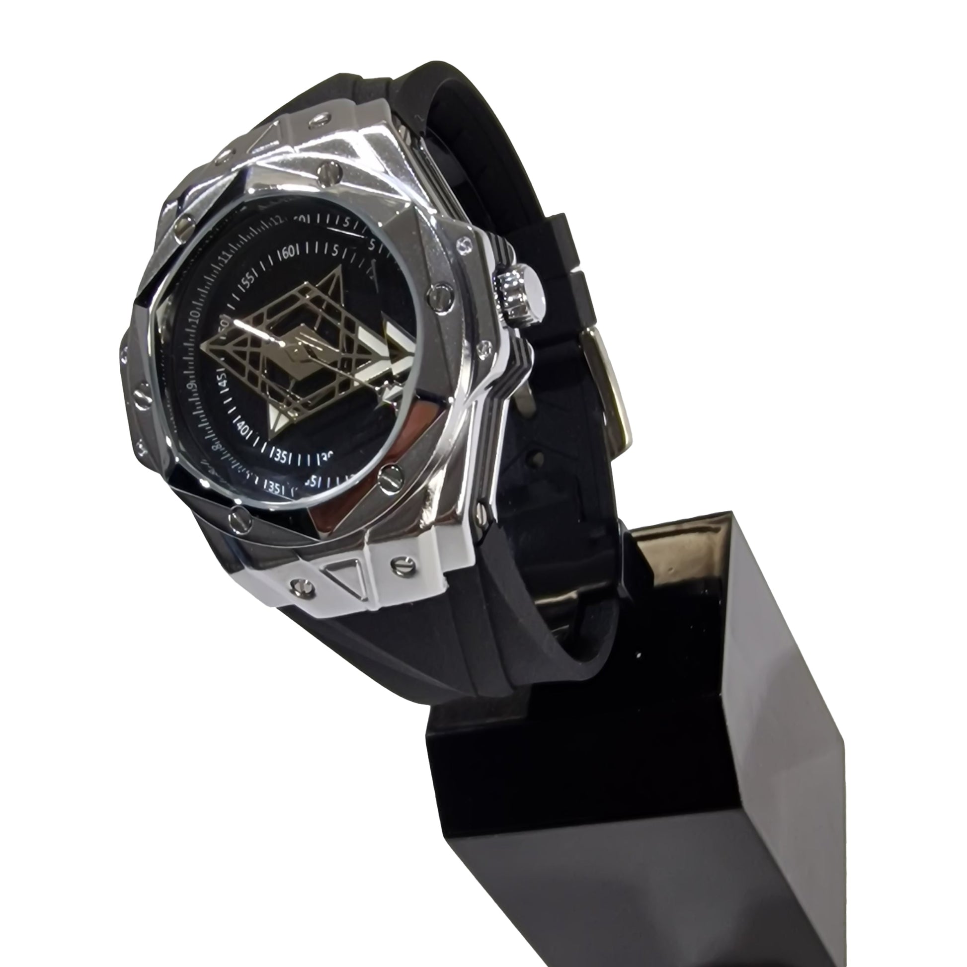 Montre homme vue trois-quarts, boîtier argenté et cadran noir avec motif géométrique.
